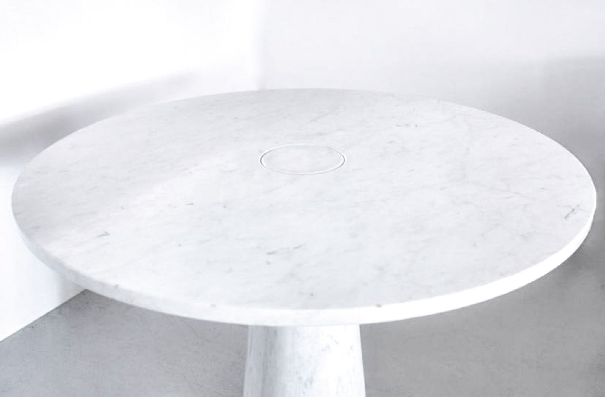 Eros round dining table in white Carrara marble, Italy, 70s in