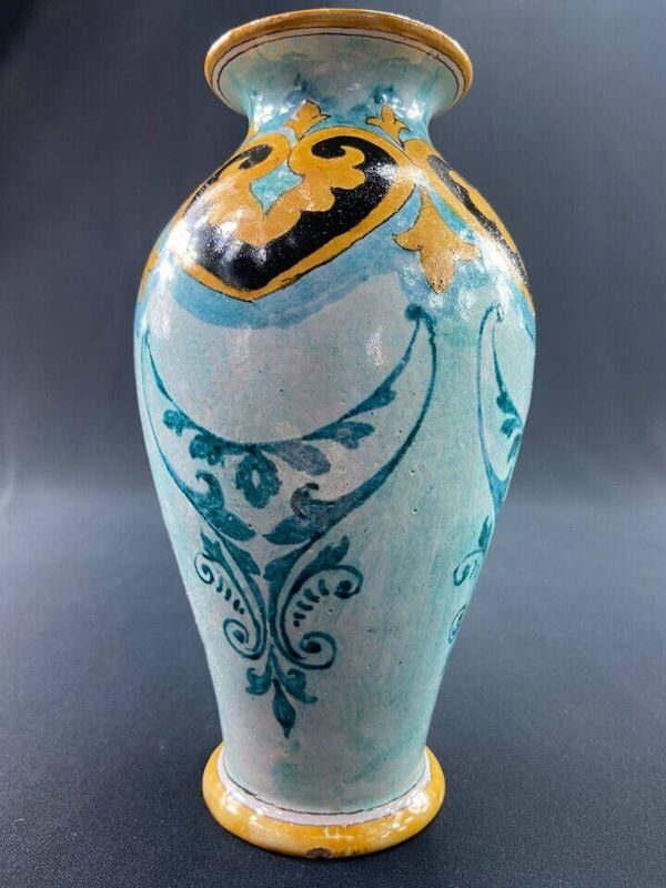 Vase en faïence de Blois signée Ulysse Bruneau Balon décor de cygne et couronne