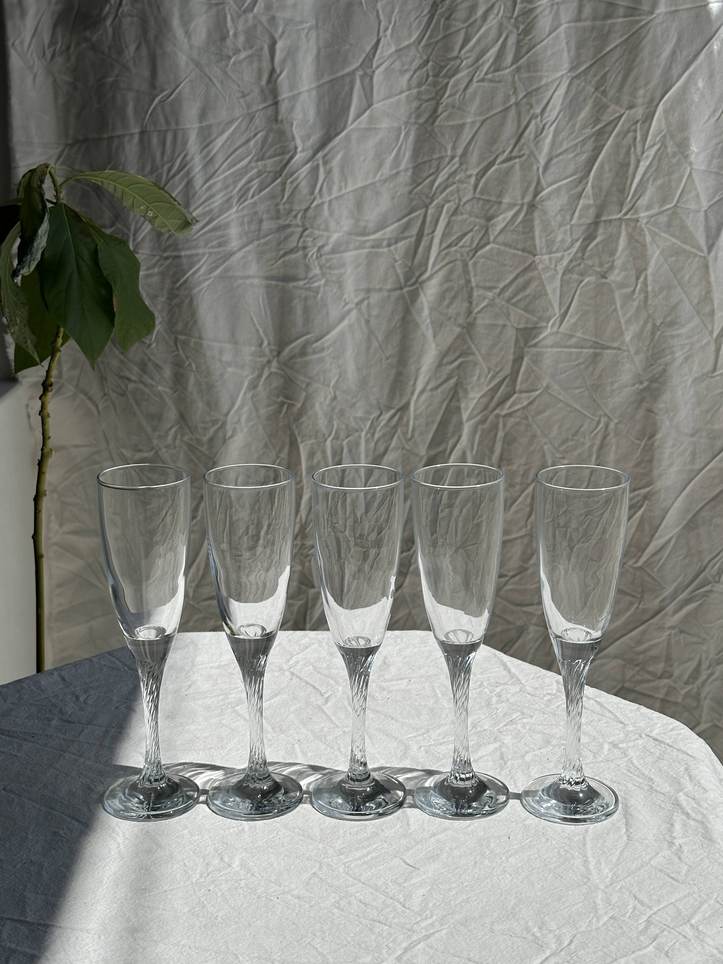 Set of 5 glass champagne flutes with twisted ribbed base