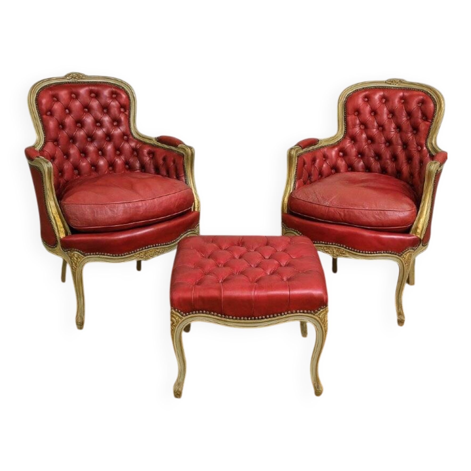 Paire de bergères et repose-pieds style Louis XV en bois sculpté laqué et doré