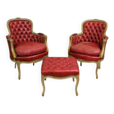 Paire de bergères et repose-pieds style Louis XV en bois sculpté laqué et doré