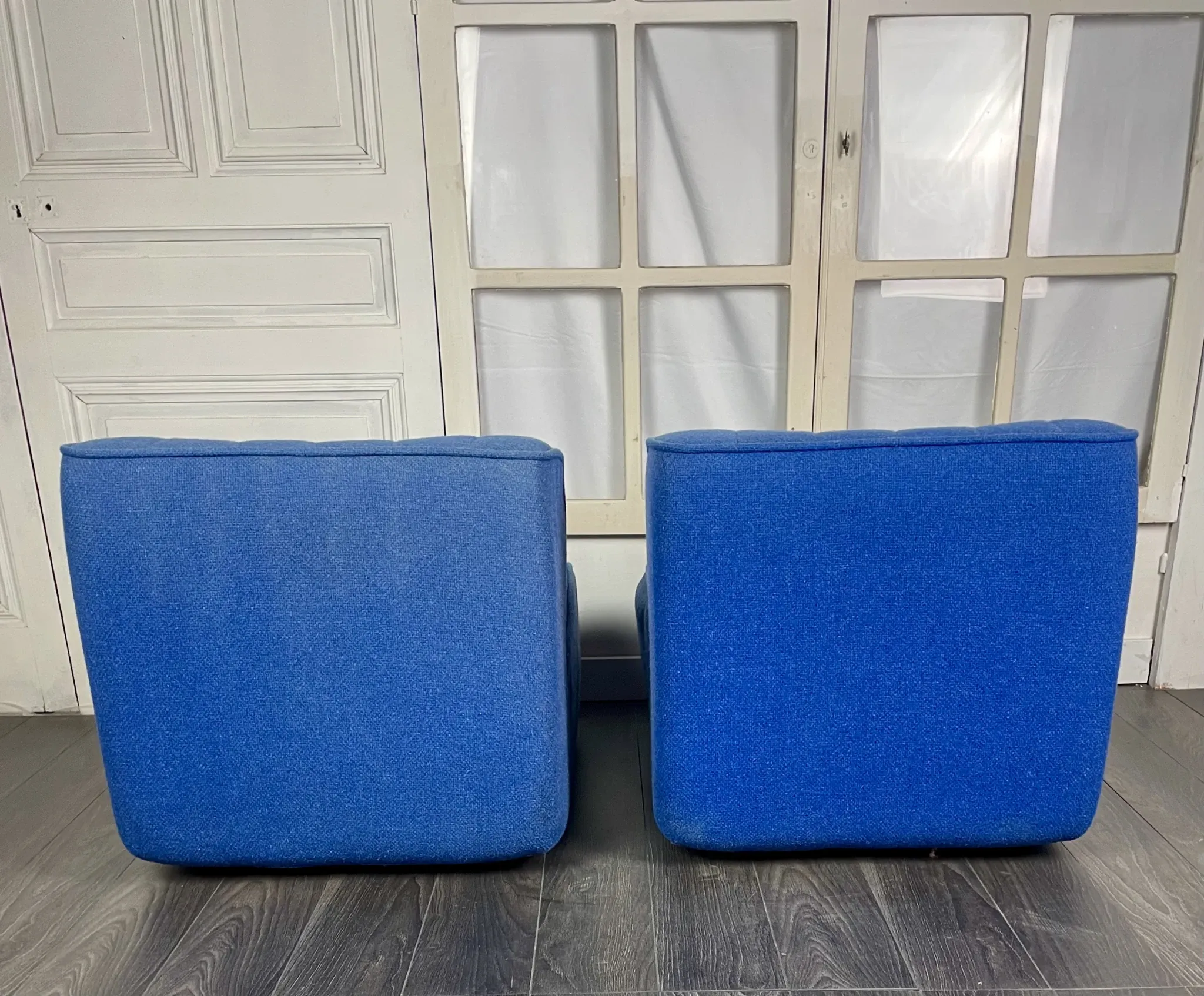 Paire de chauffeuses en drap de laine bleu