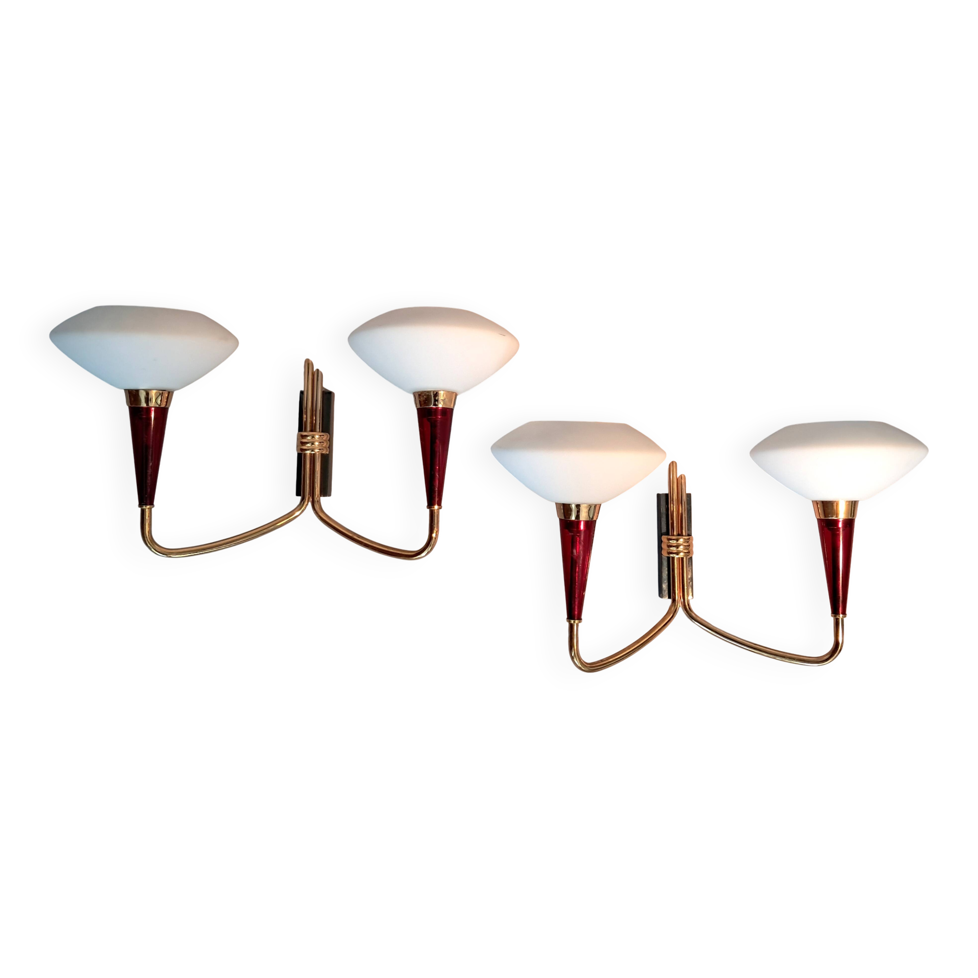 Paire d'appliques à 2 feux en laiton deux tons et opaline blanche 1950.