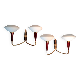Paire d'appliques à 2 feux en laiton deux tons et opaline blanche 1950.