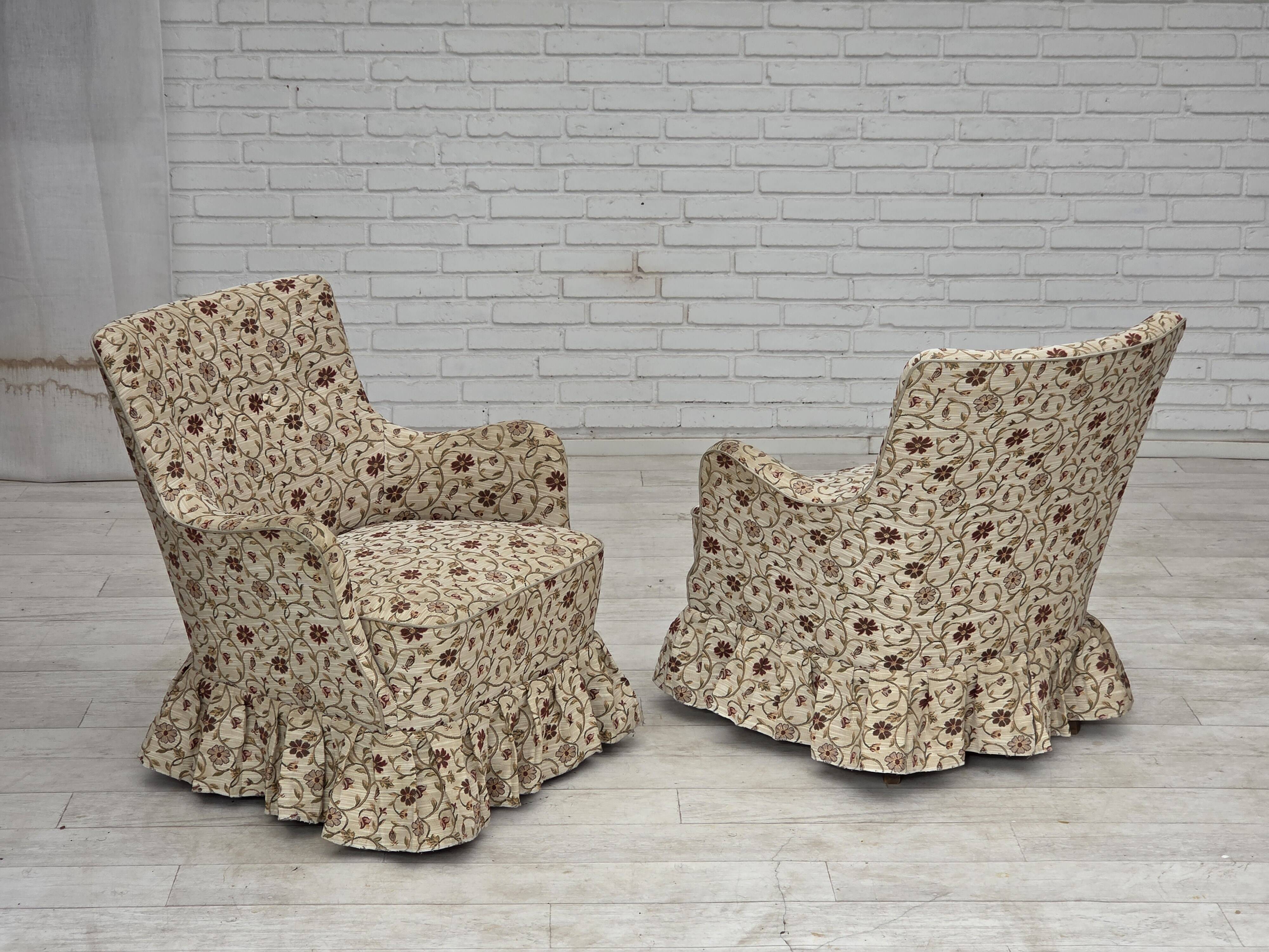 Fauteuil danois des années 1970, tissu jacquard, pieds en bois d'orme.