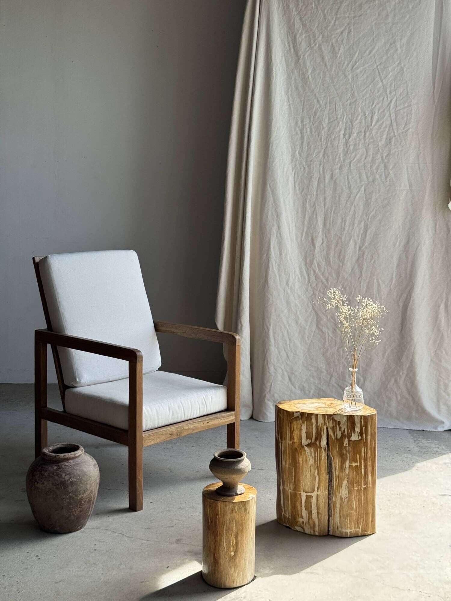 Table d'appoint en bois pétrifié orange doré et blanche ovale H46 D38 - 333