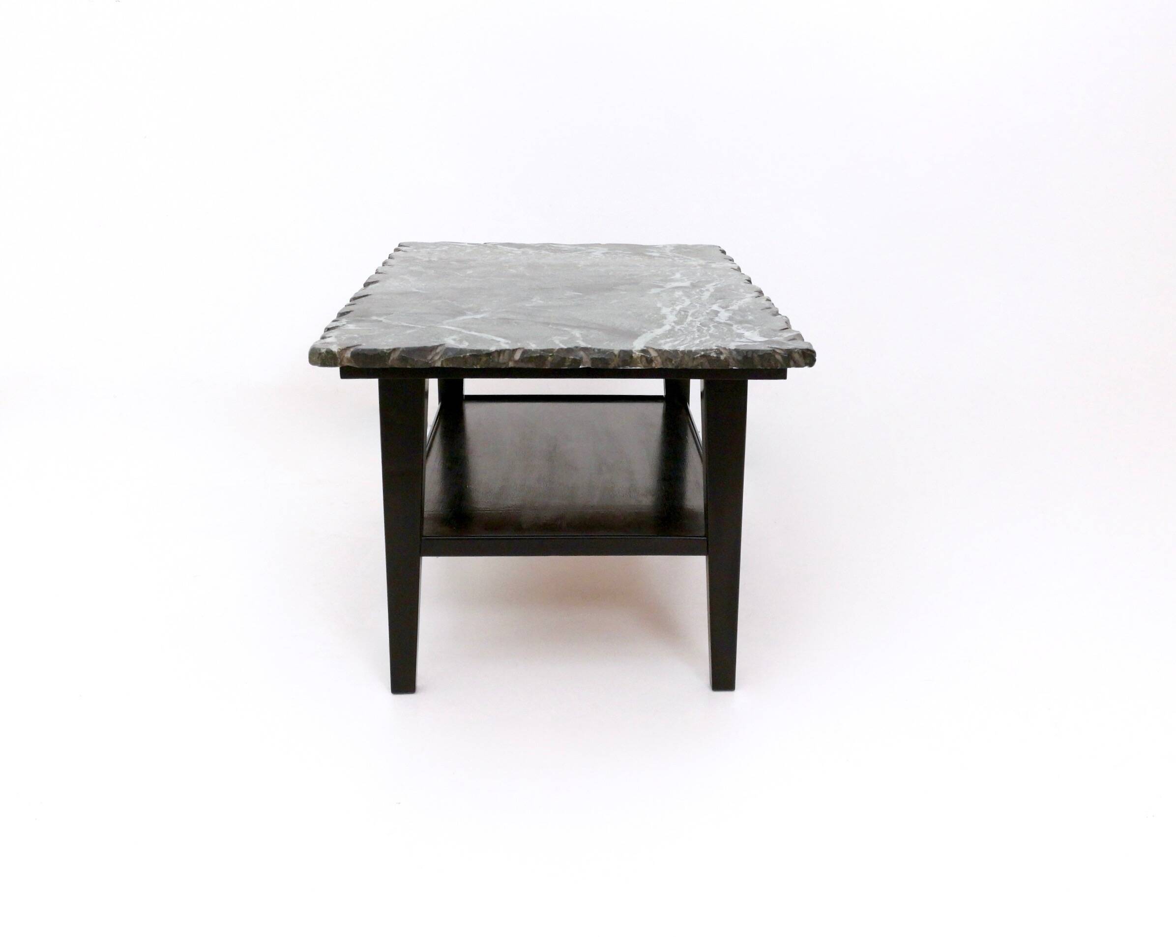 Table basse en bois noirci avec plateau en marbre vert des Alpes, Italie