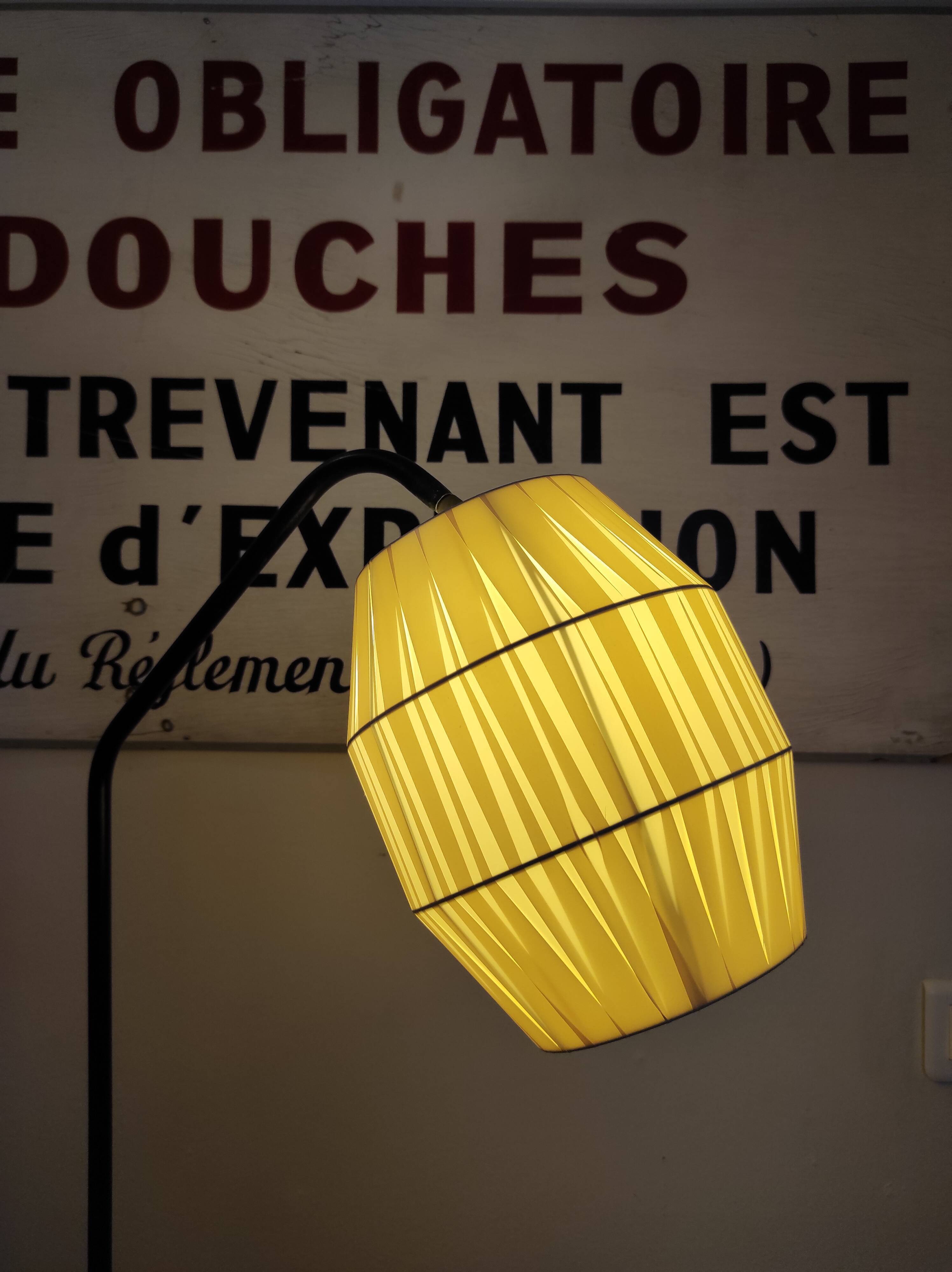 Lampadaire porte-revues