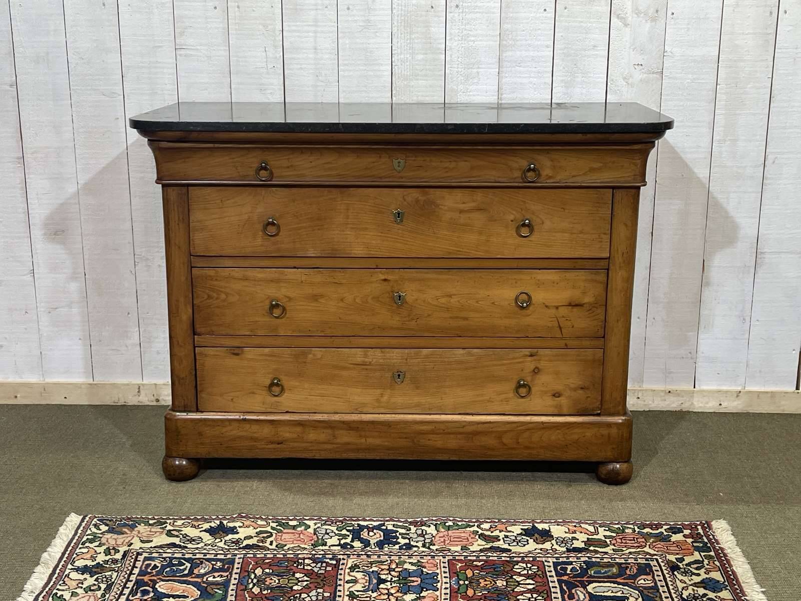Commode Restauration XIXème en merisier et dessus marbre noir
