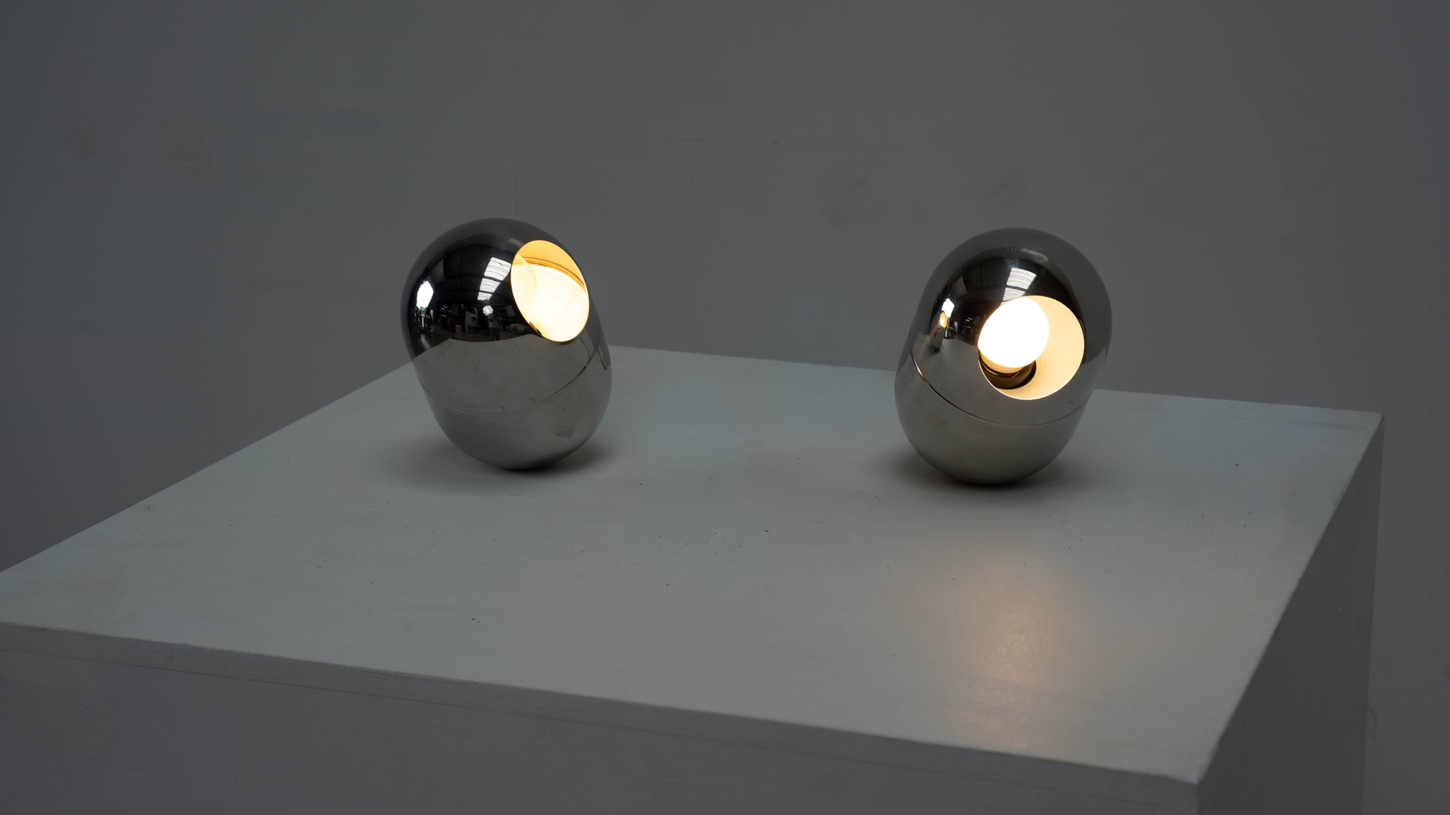 Ensemble de deux lampes de table Reggiani en chrome.
