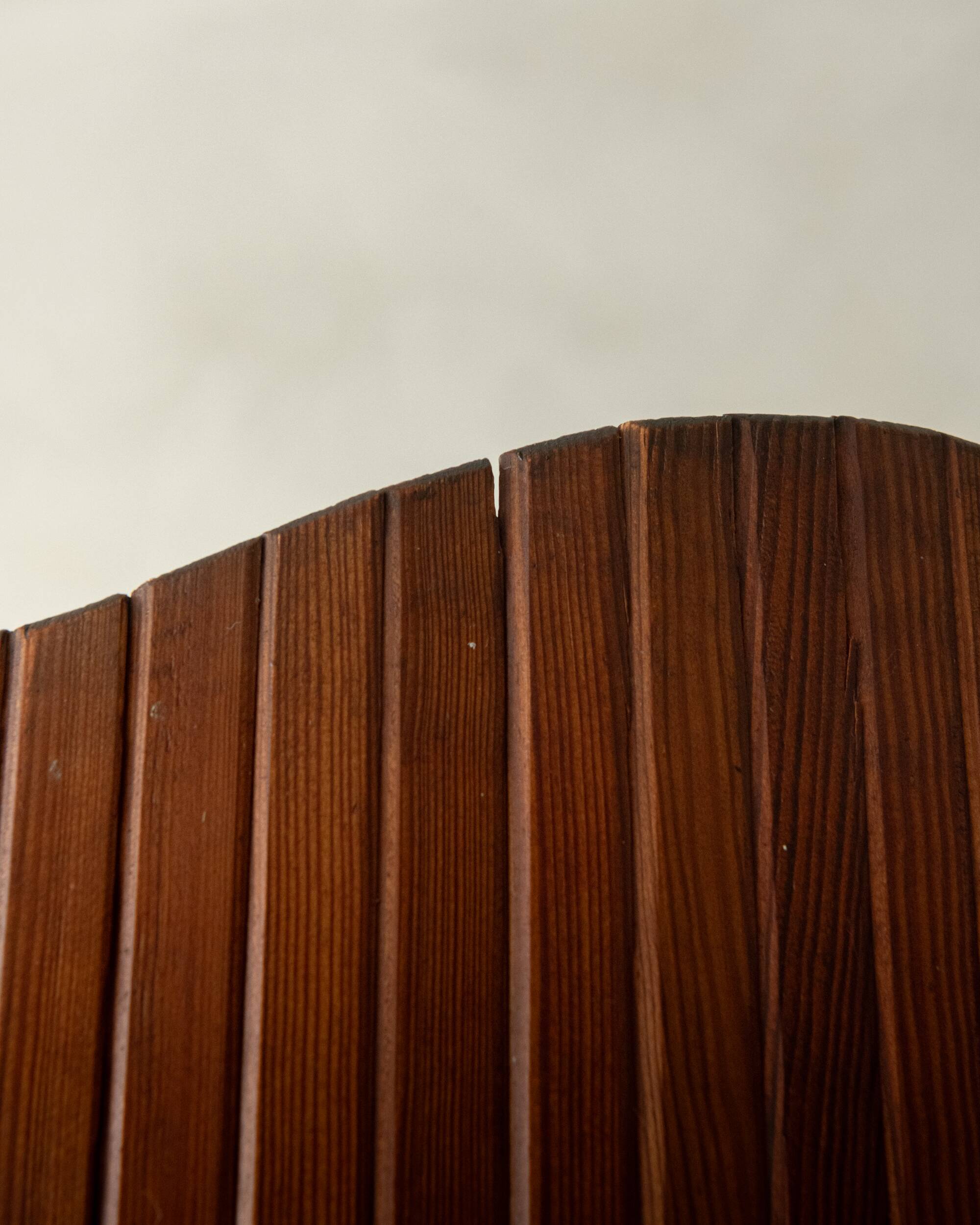 Paravent en pin patiné Art Déco par Jomain Baumann pour Baumann, France.