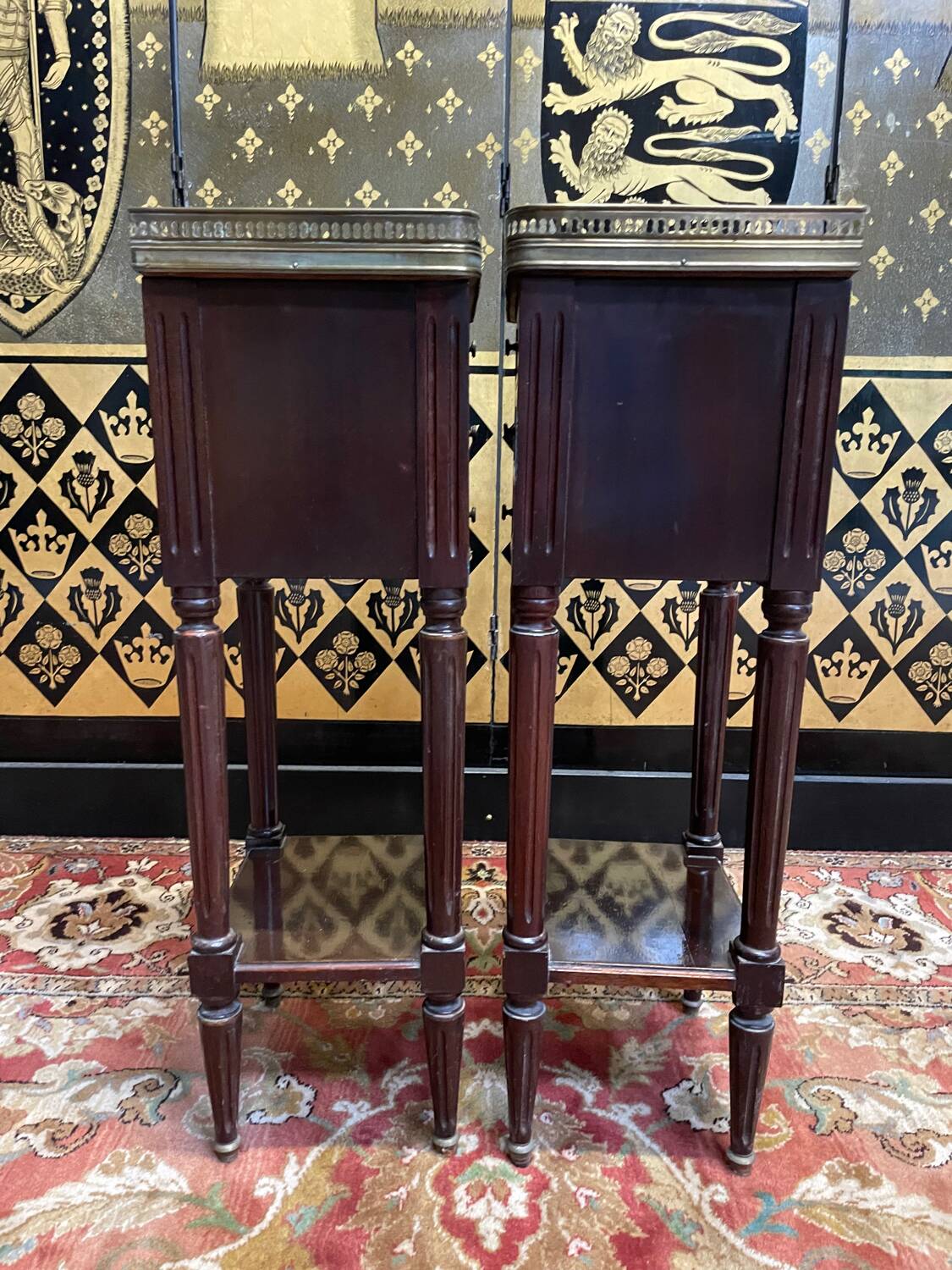 Paire de tables de chevets de style Louis XVI