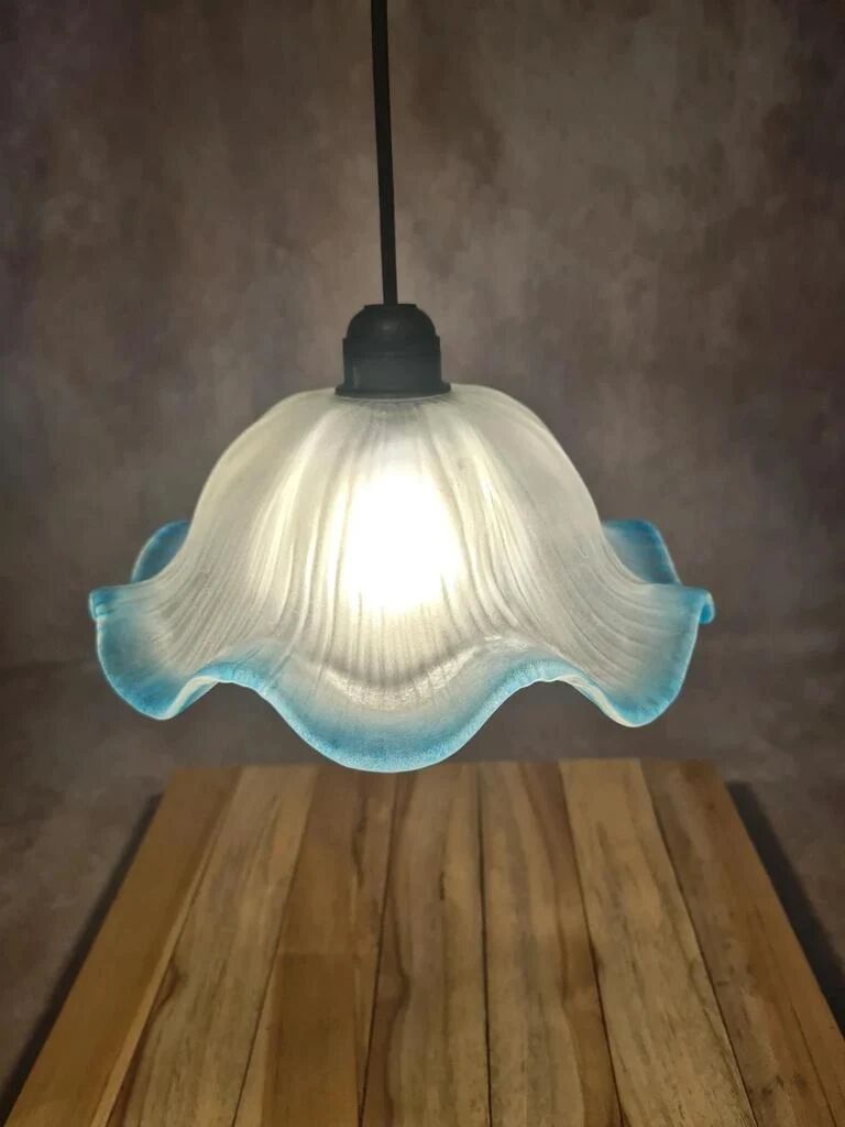 Abat-jour vintage en verre dépoli bord bleu ondulé