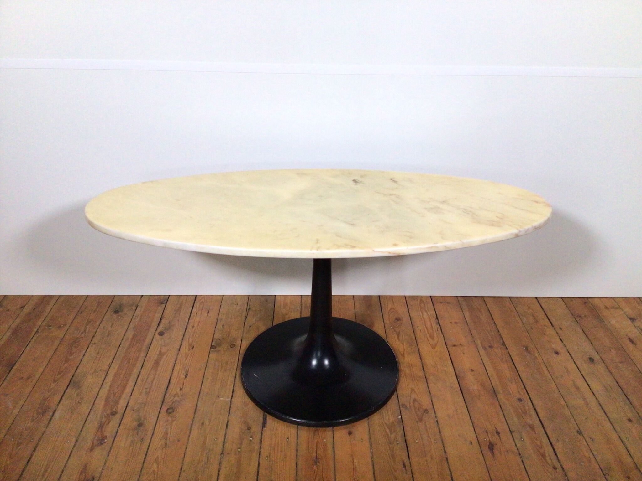 Table basse en marbre sur un socle tulipe