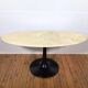 Table basse en marbre sur un socle tulipe