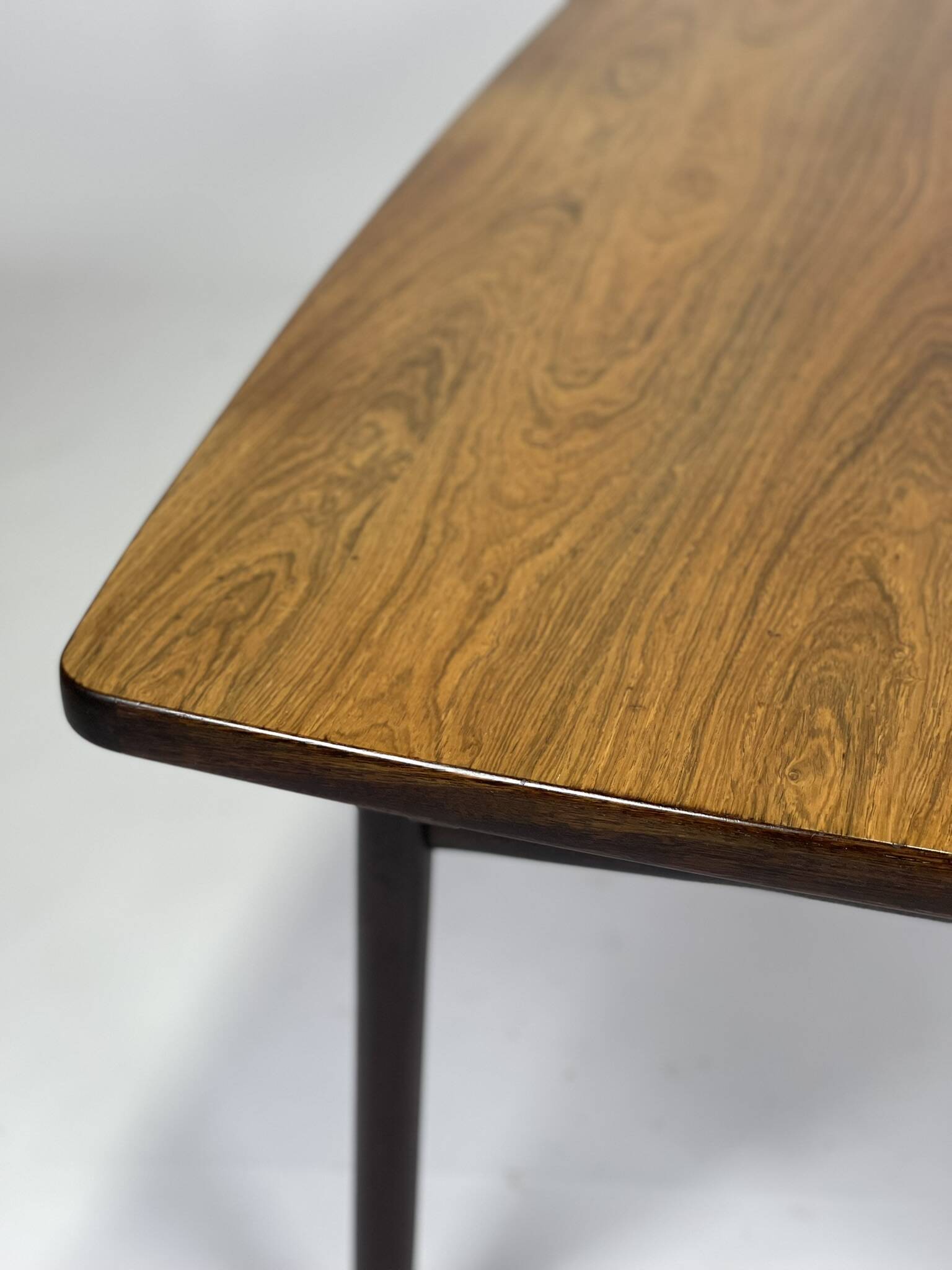 Table scandinave en palissandre par Henning Kjaernulf pour Bruno Hansen