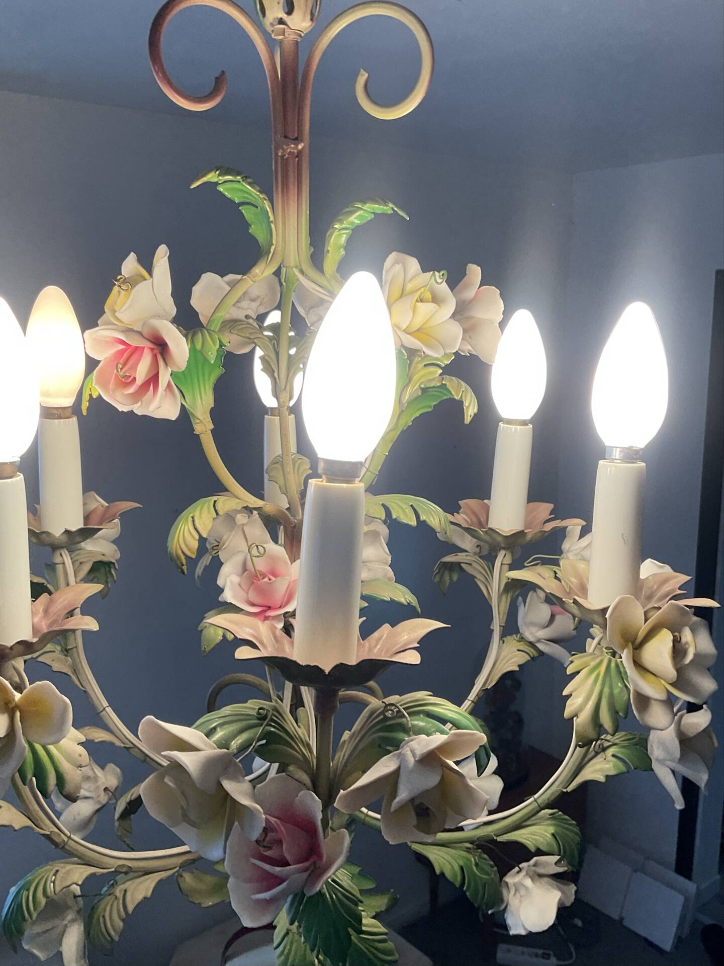Vintage Italian chandelier in porcelain and tin from the 1950s.