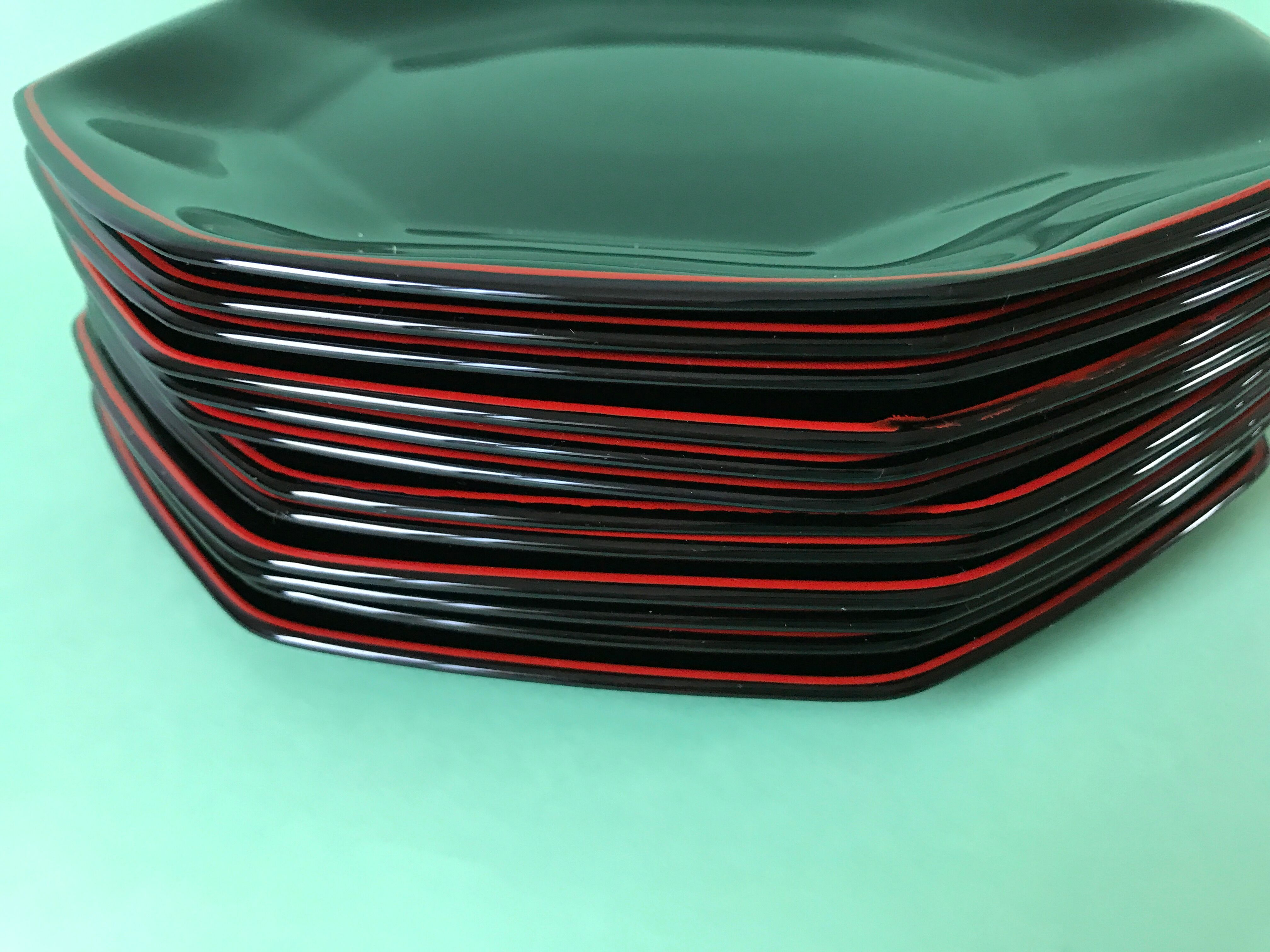 Lot of 12 black and red plates 80s of the style arcoroc collection octime