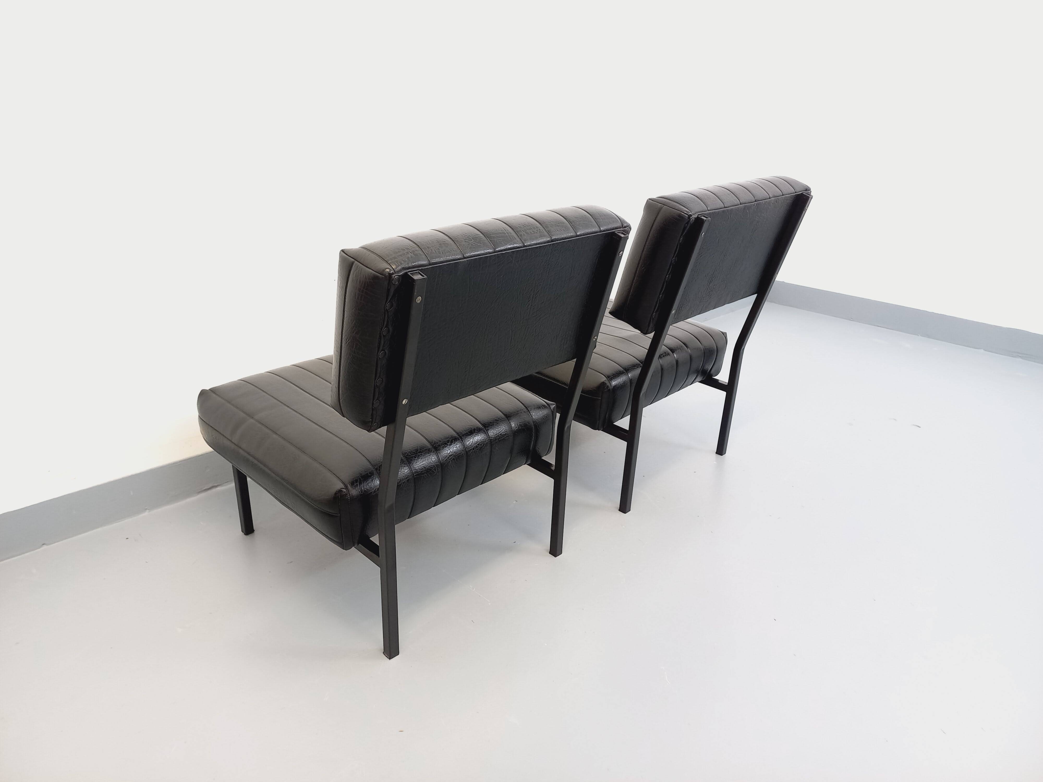 Set of 2 vintage modernist armchairs in black faux leather and metal.
