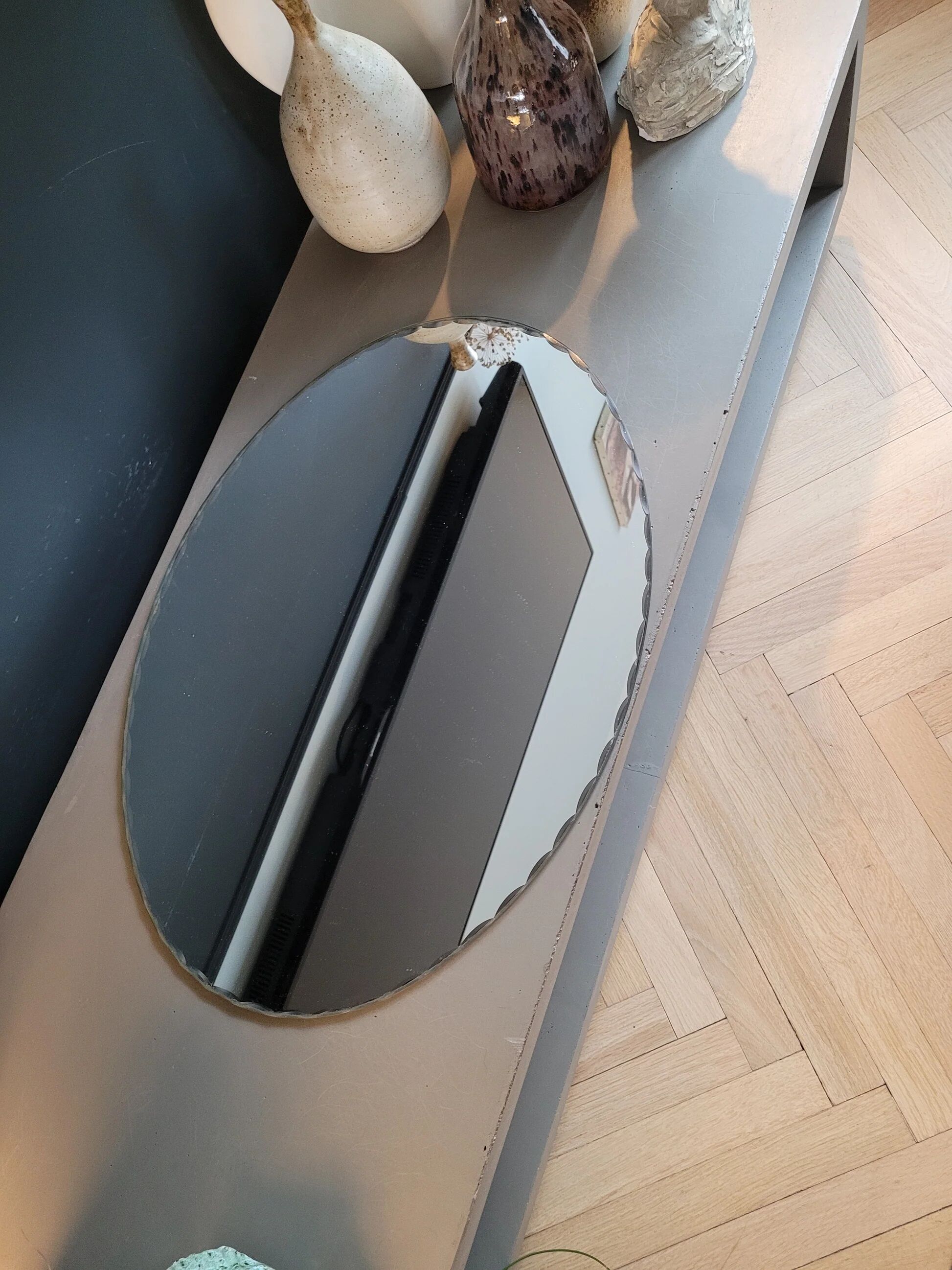 Antique oval mirror with chiseled edges