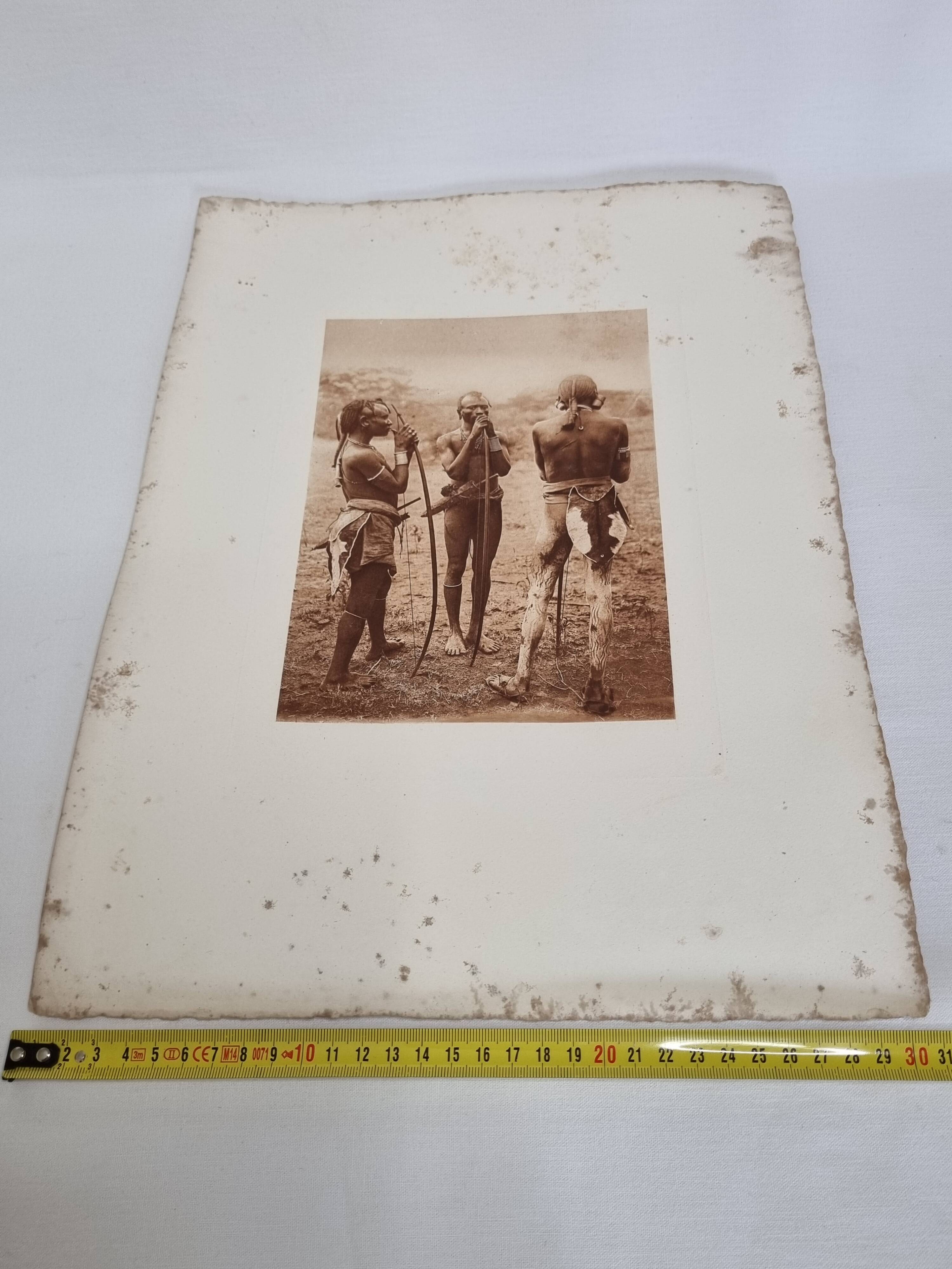 Photogravure ancienne, 1930, chasseurs Massaï