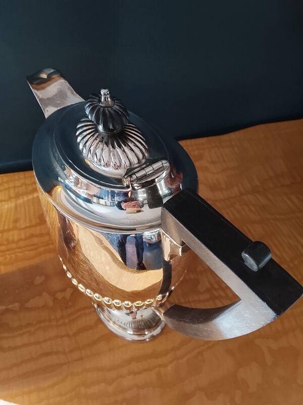 Cafetière et carafe à eau anglaises en métal argenté.  (2 objets)