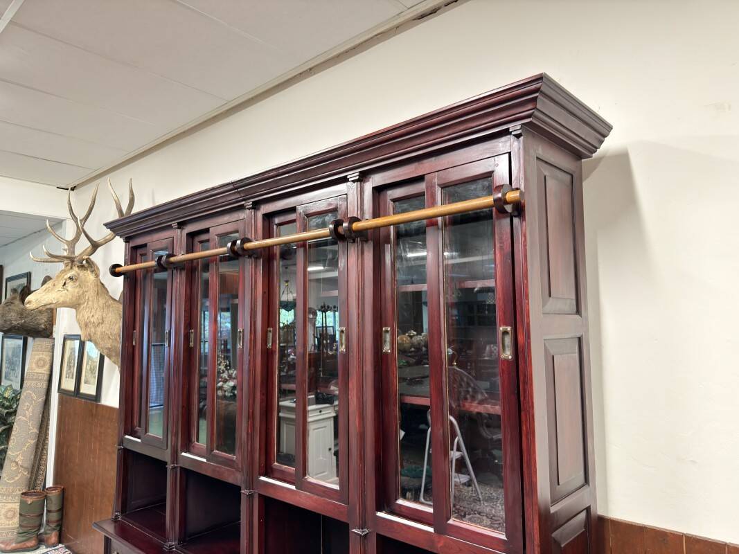 Bibliothèque anglaise avec échelle