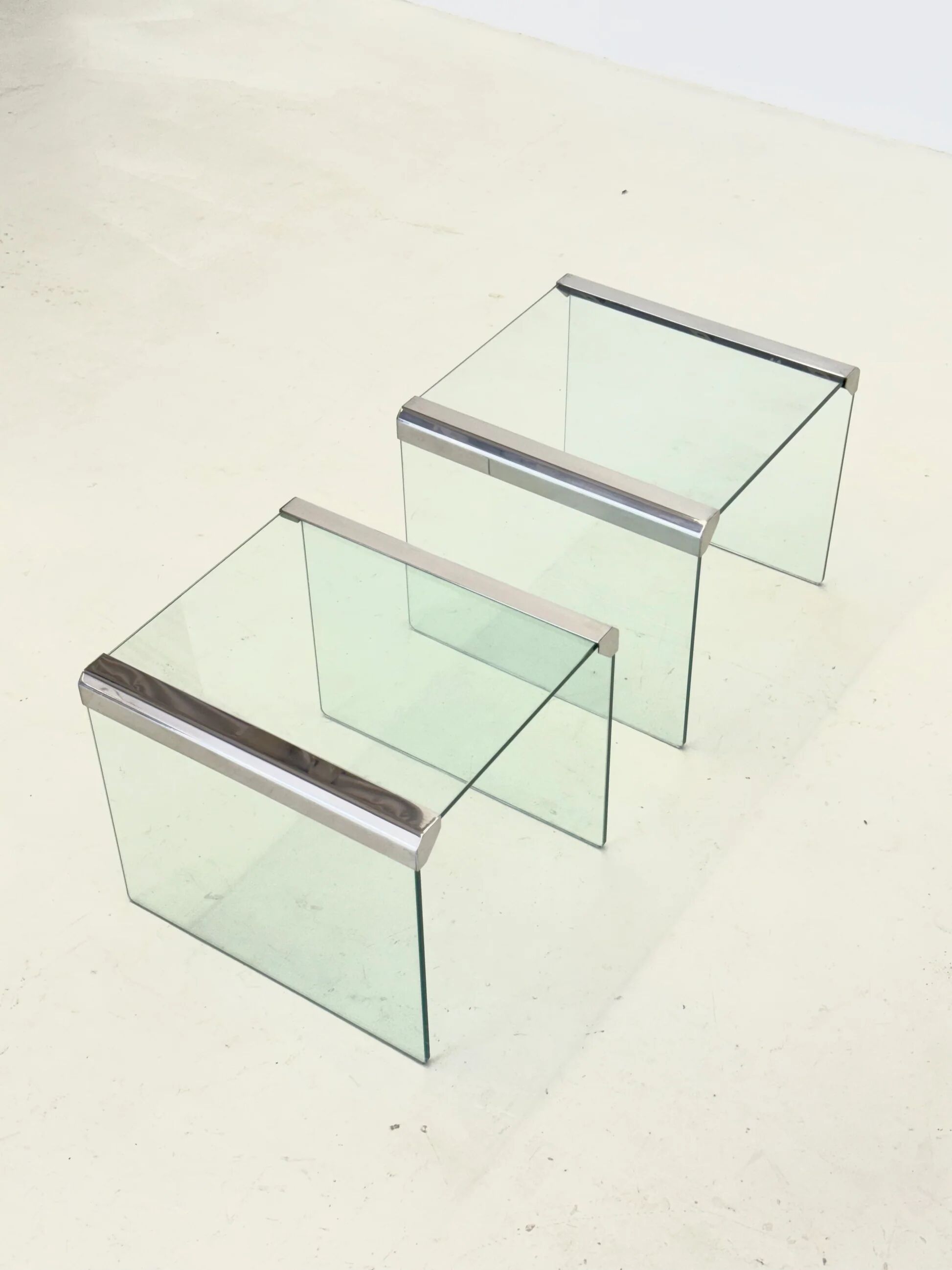 Ensemble de deux tables d'appoint en verre transparent Gallotti & Radice