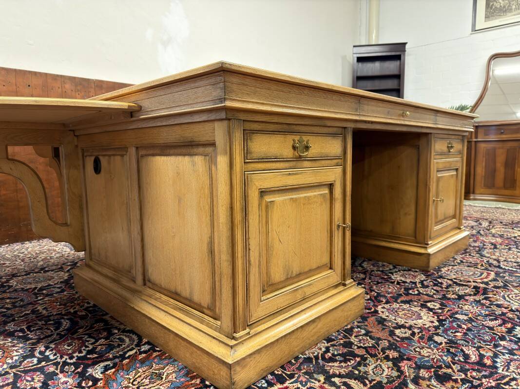 Ensemble de bureau classique RAC en anglais avec table de conférence
