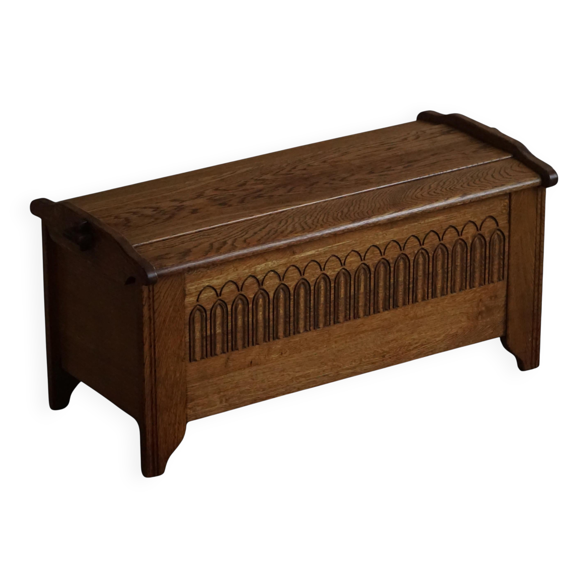 Coffre moderne danois en Oak avec sculpture décorative en relief, milieu du 20e siècle
