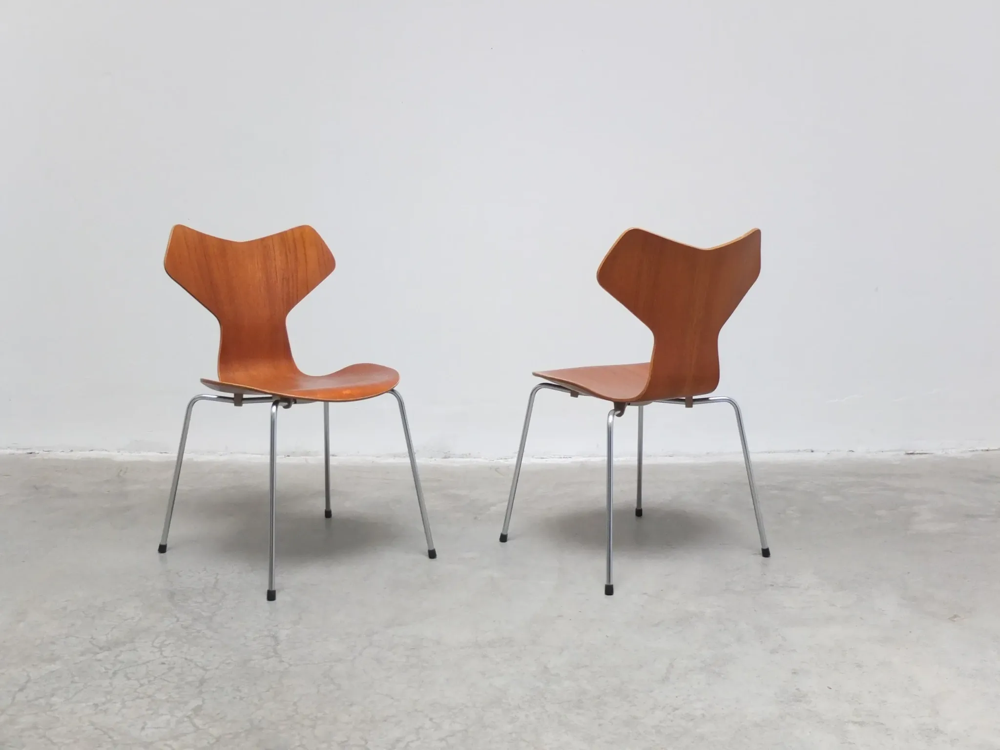 Early pair of 'Grand Prix' chairs by Arne Jacobsen for Fritz Hansen, 1957