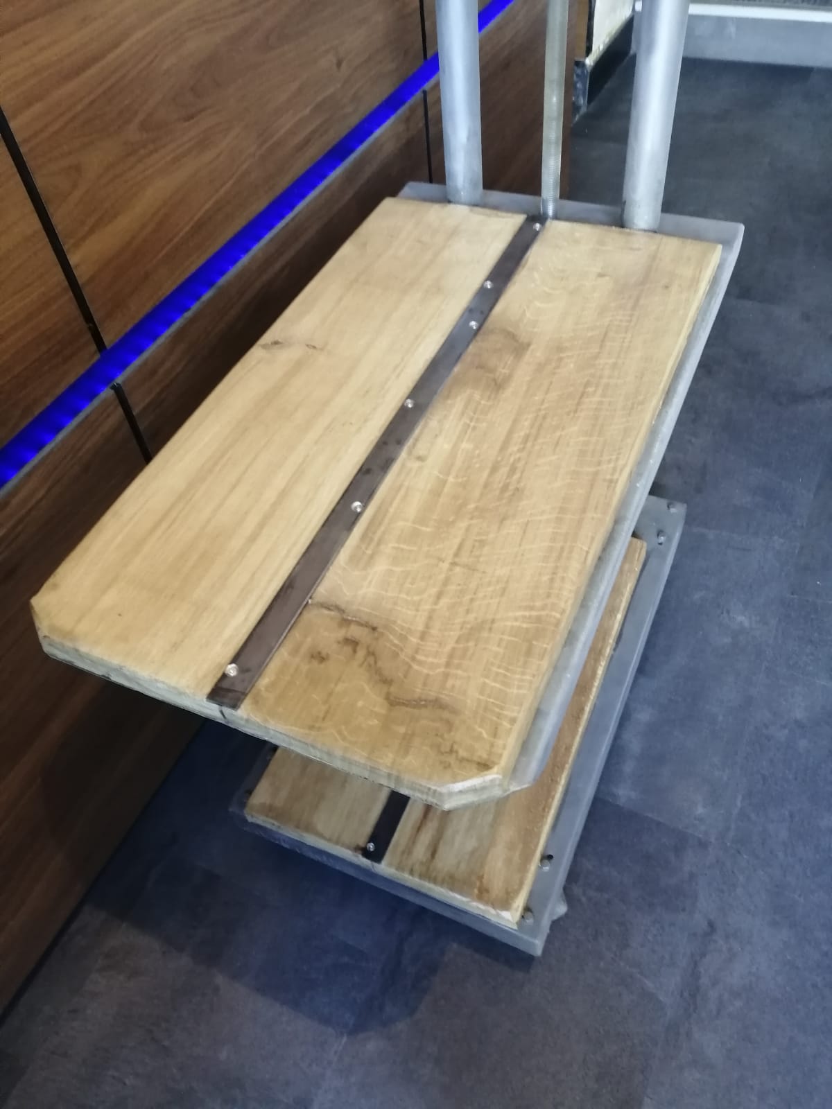 Industrial lift table