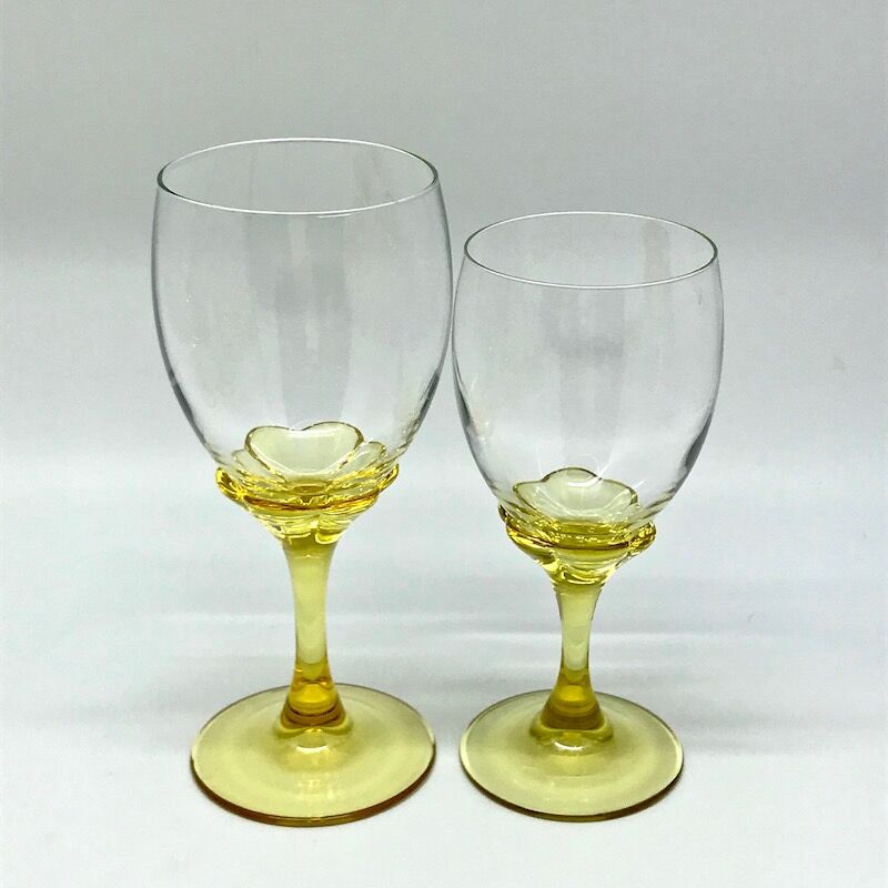12 verres à pied jaune