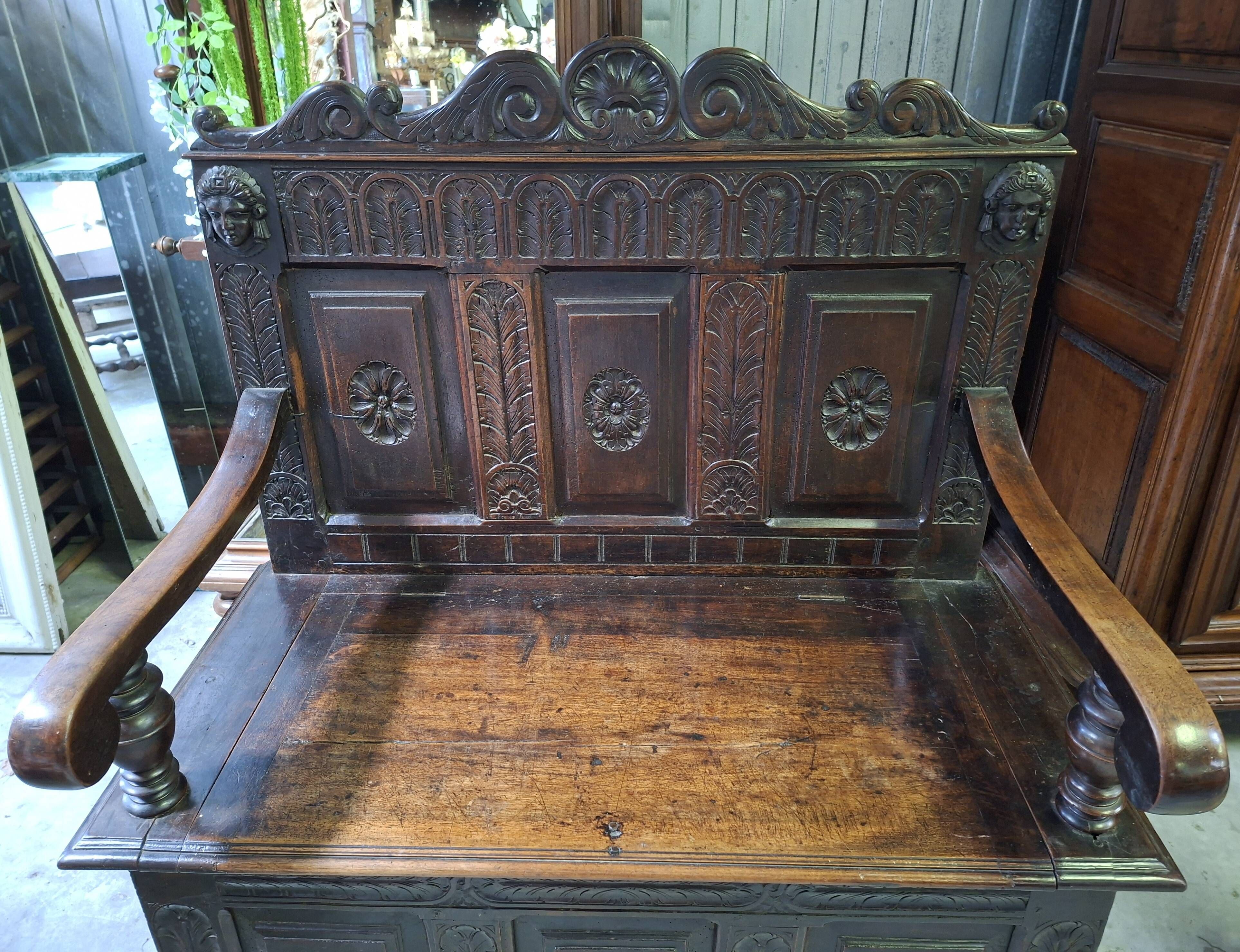 Banc coffre en bois richement sculpté – Style Renaissance – XIXe siècle