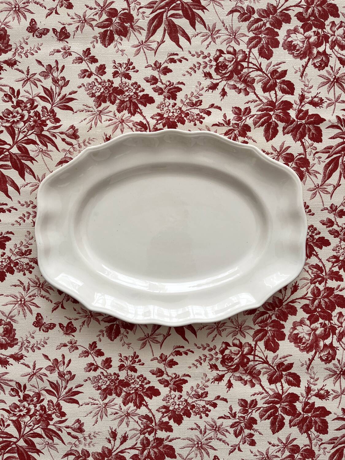Scalloped oval dish in Saint Clément earthenware