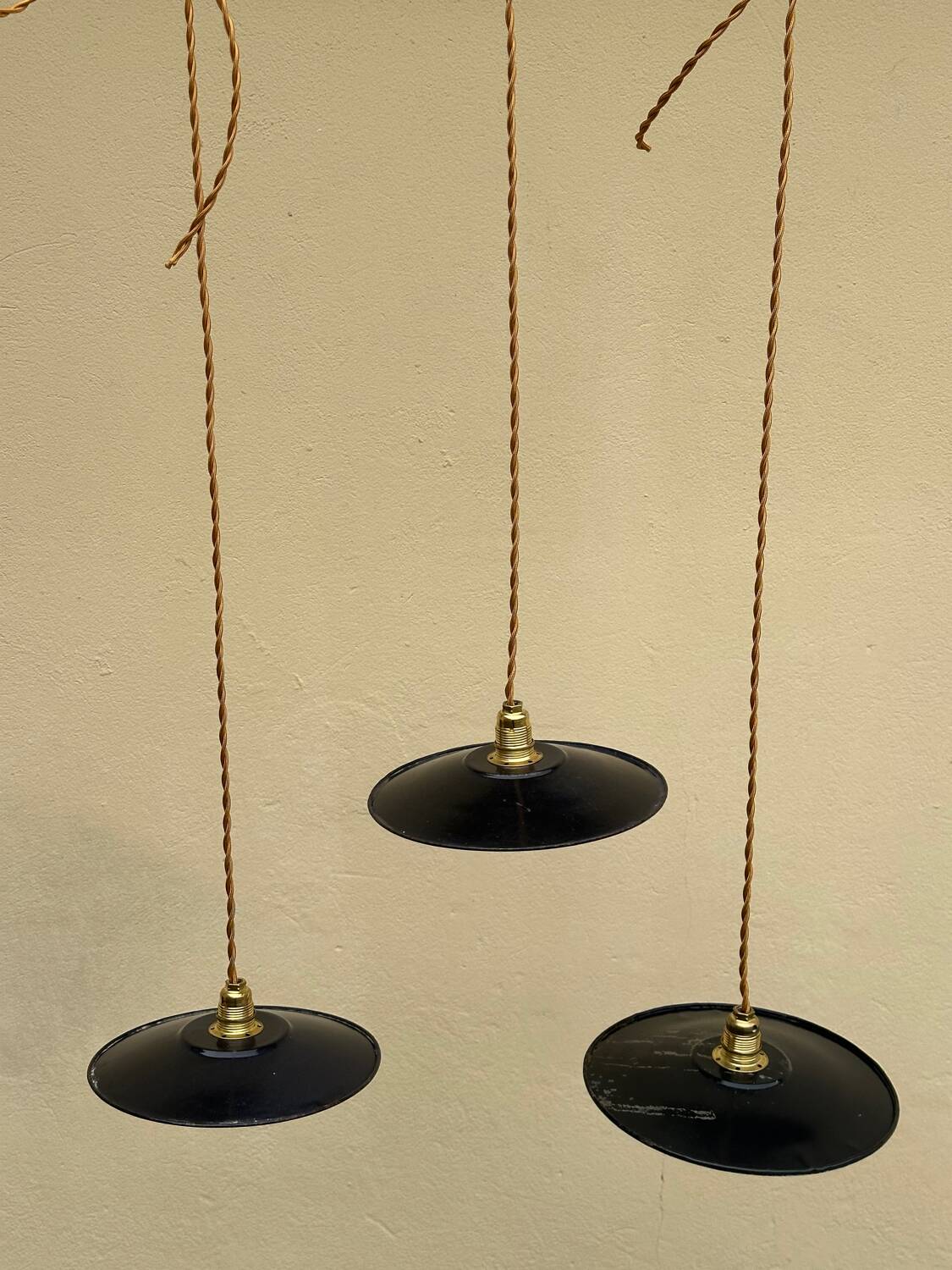 Trio de suspensions tôle émaillée noire et blanche vintage style indus
