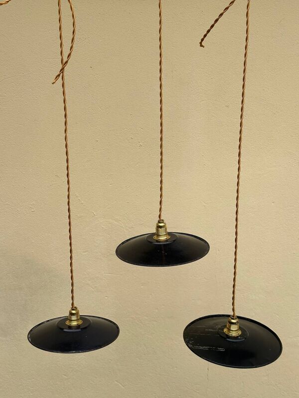 Trio de suspensions tôle émaillée noire et blanche vintage style indus
