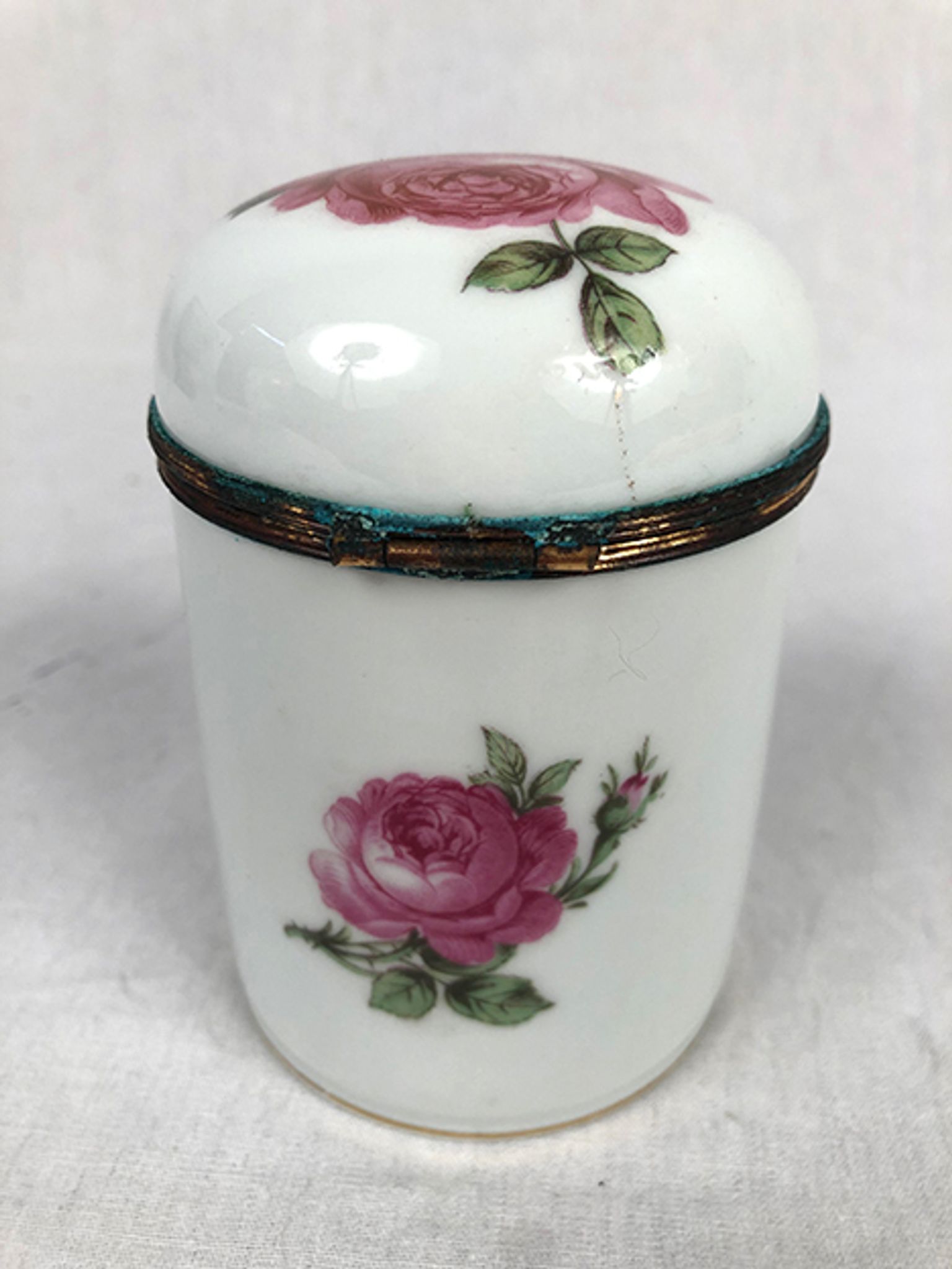 Porcelain box with lid, decorated with roses. Limoges, Singer circa 1950