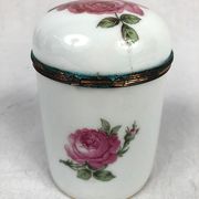 Porcelain box with lid, decorated with roses. Limoges, Singer circa 1950