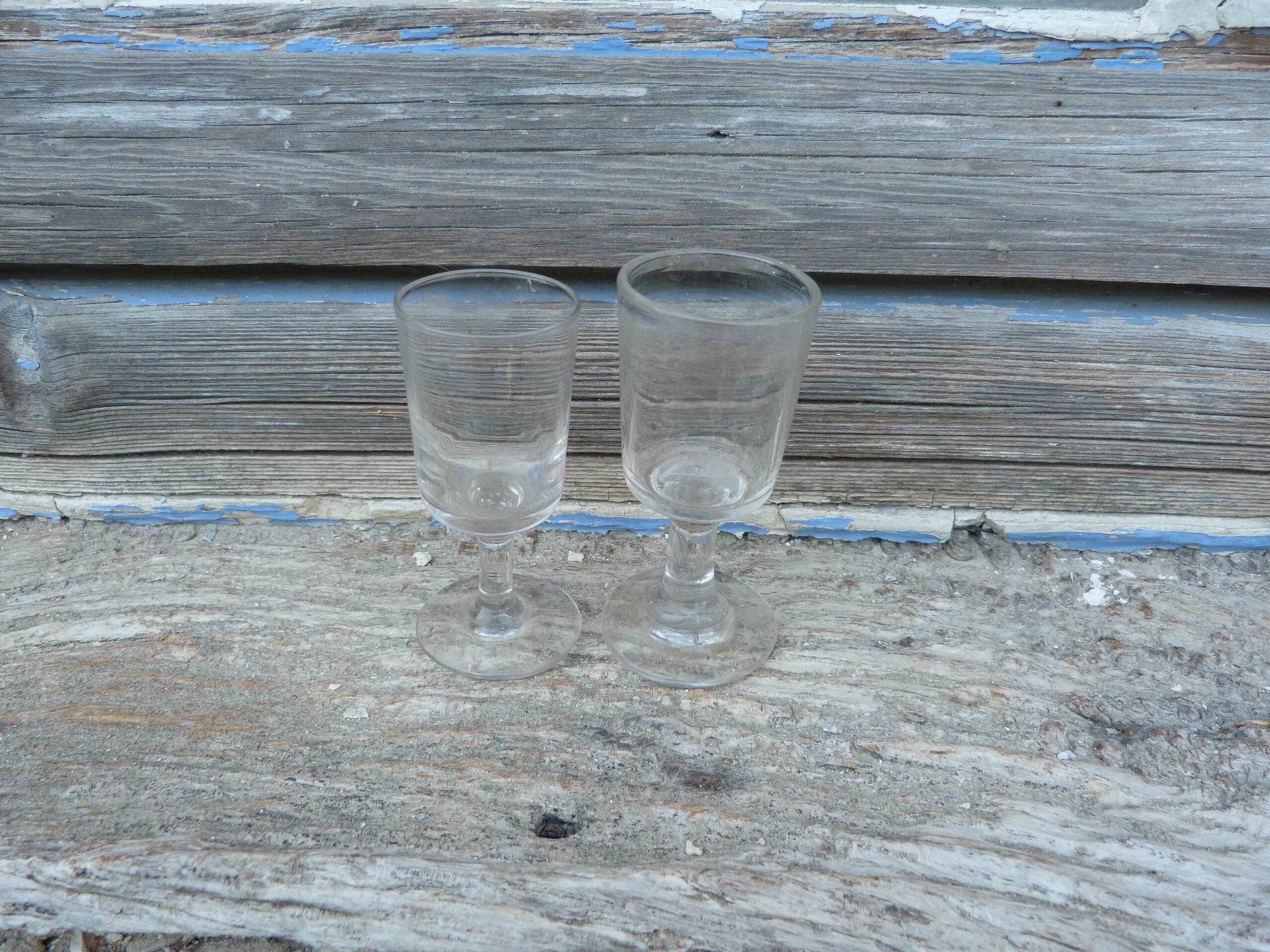 Set of 2 small glasses with old feet for digestive