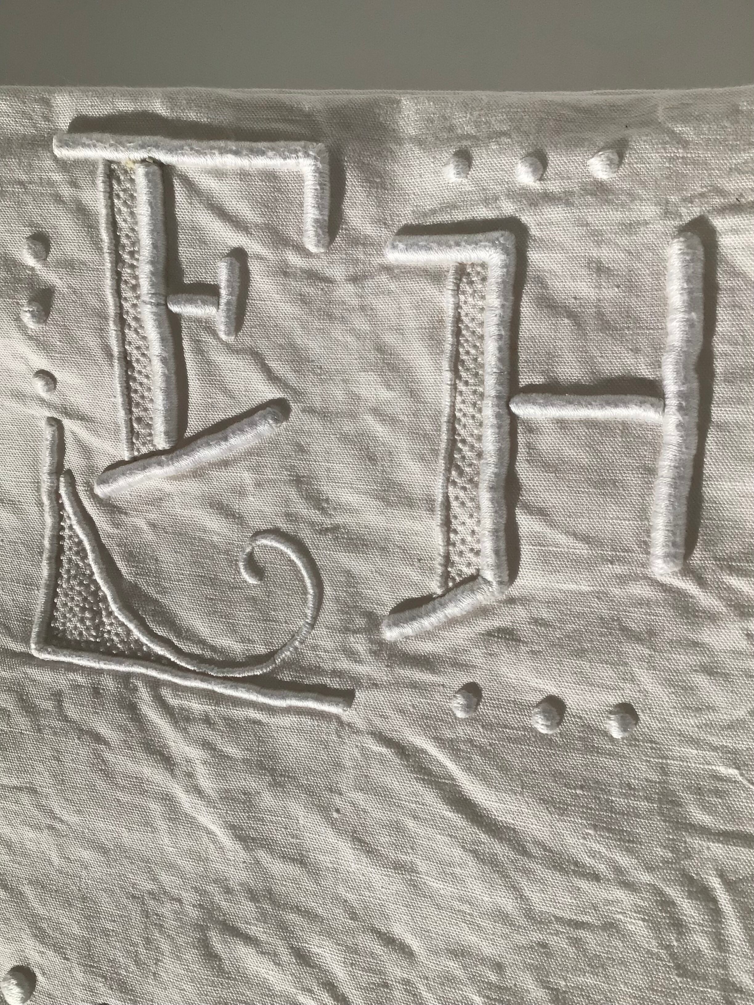 2-seater sheet embroidered FH and mestizo cream tablets