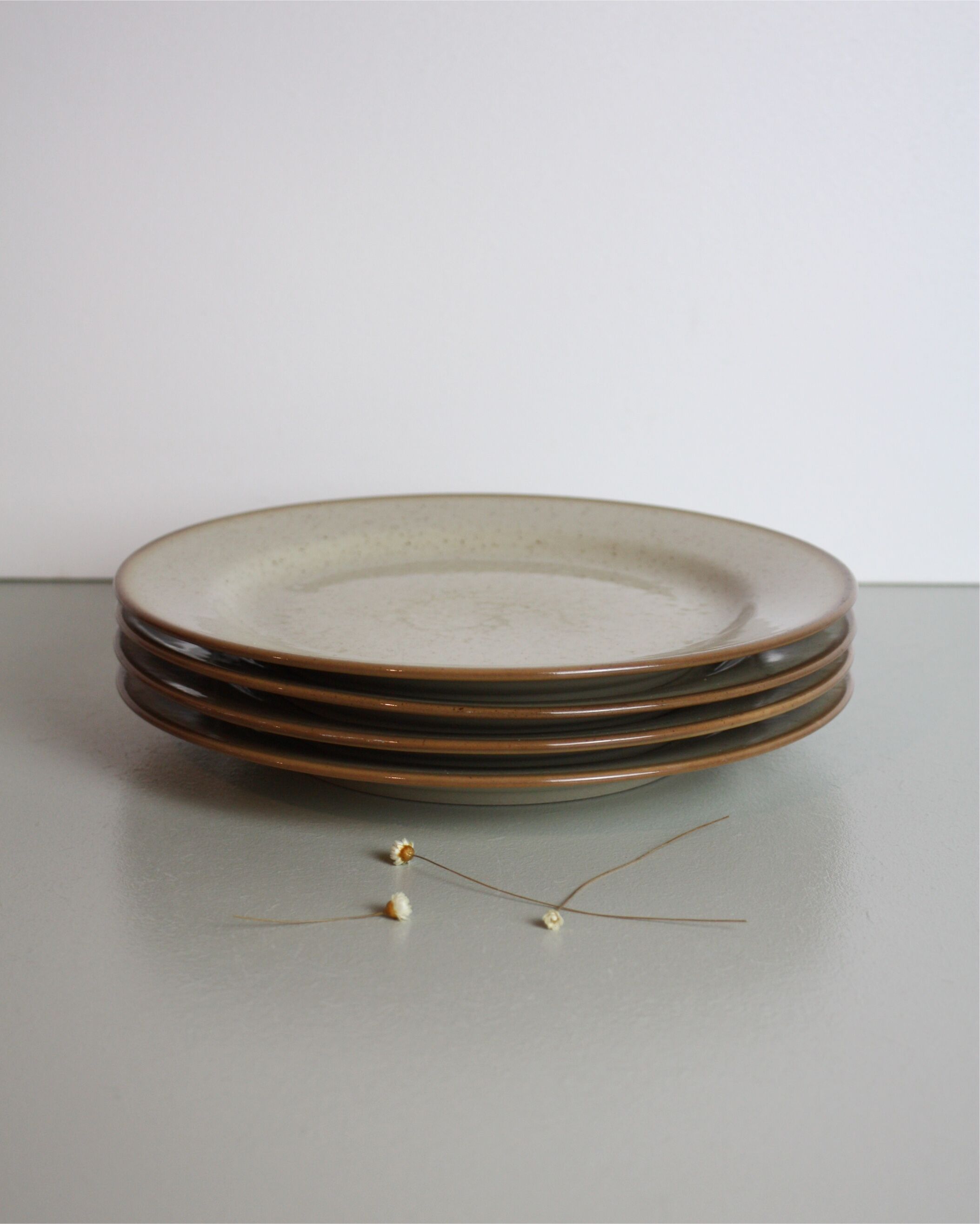 Set of 4 flat plates Tulowice in speckled stoneware