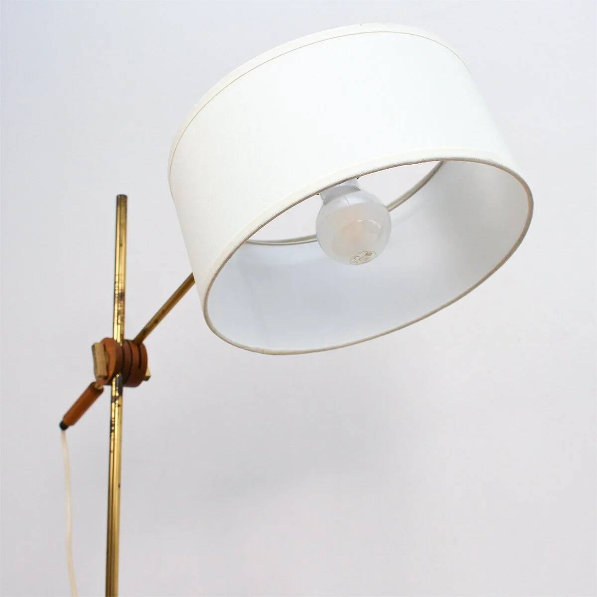 Floor lamp with a swivelling arm