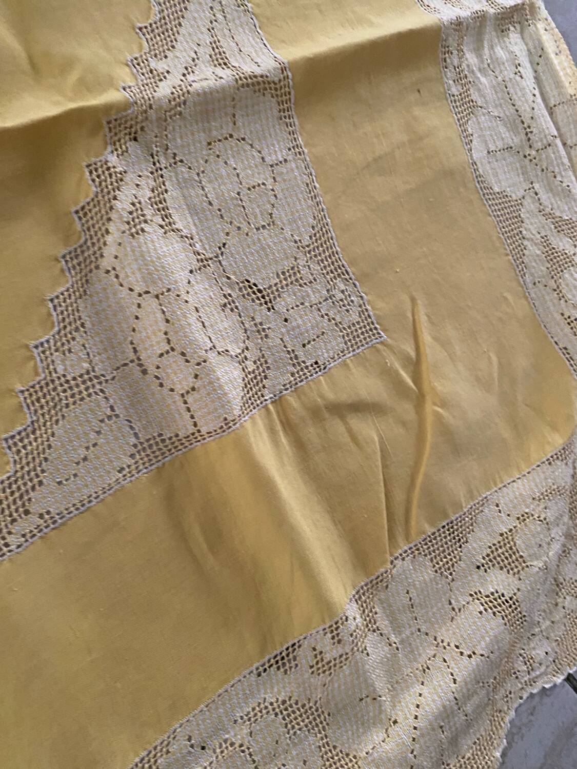 Tablecloth and 12 straw-colored napkins from the 50s.