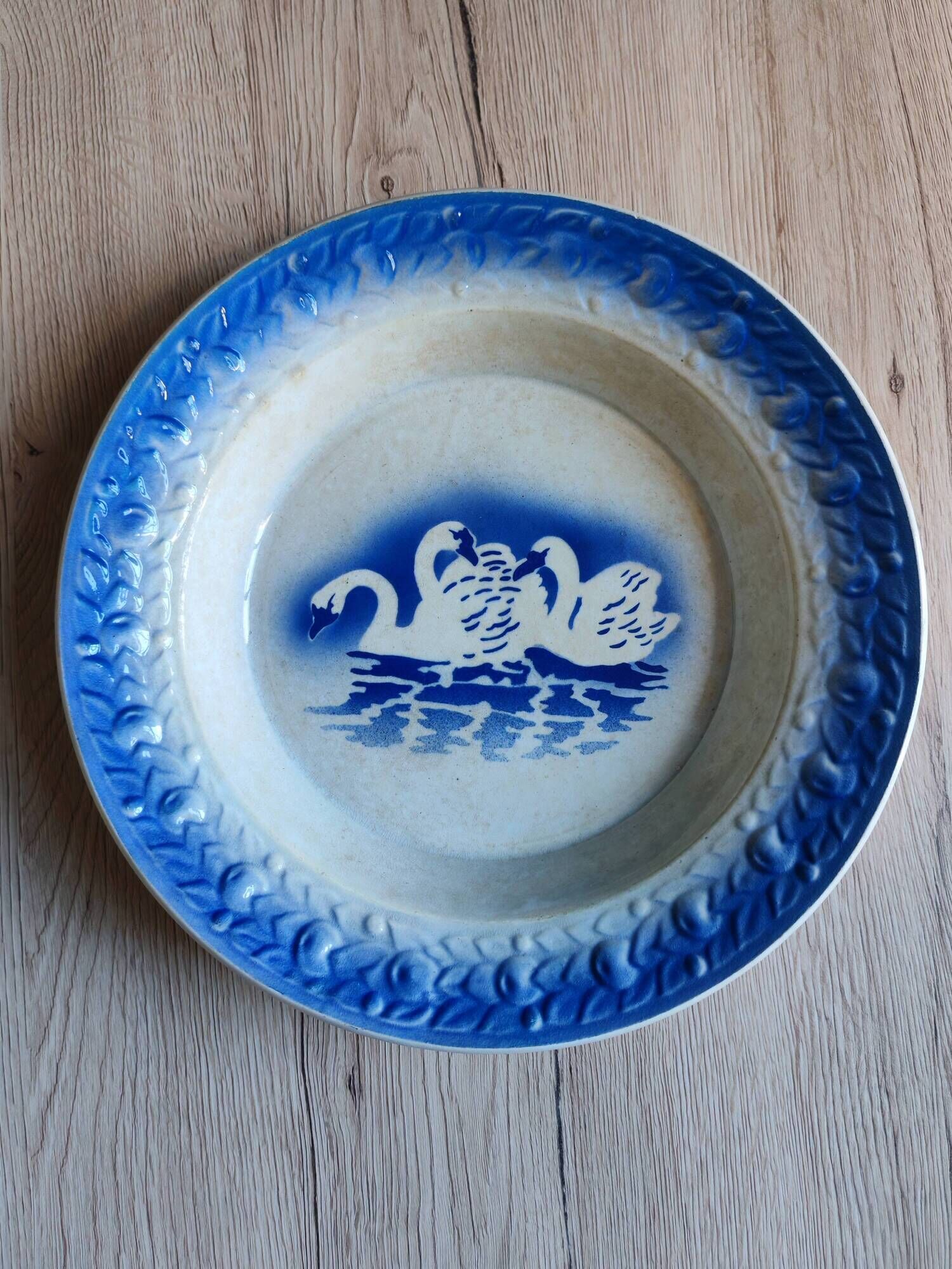 Hollow plate Moulin des Loups Hamage France, blue and white swan decoration.