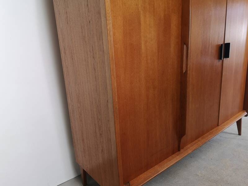 Wardrobe compass feet