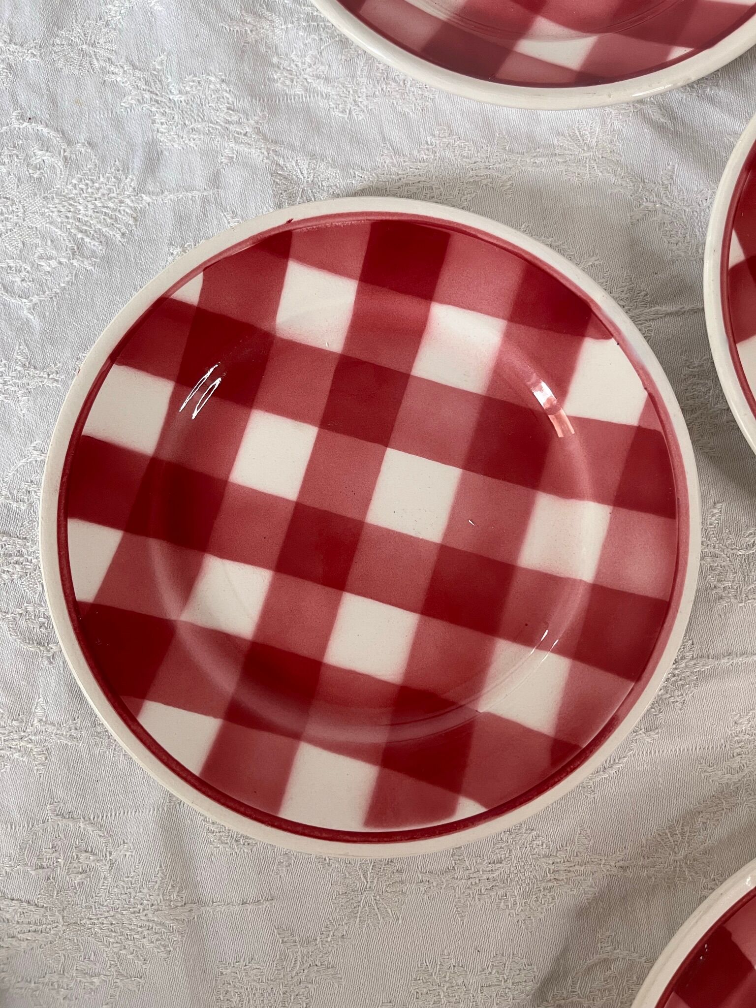 8 assiettes à dessert vintage à carreaux rouges, années 50, faïence de Givors