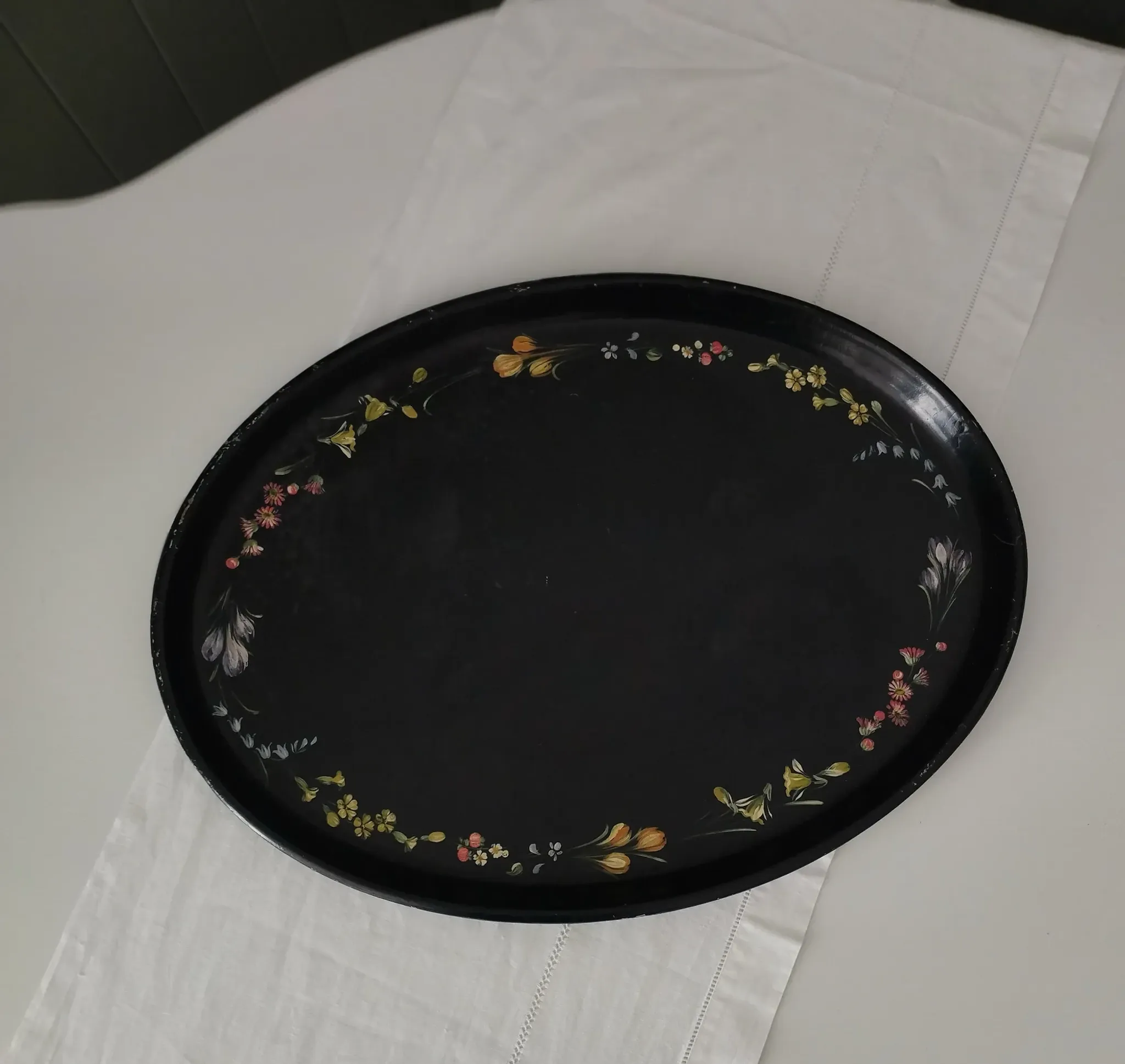 Old large English plate made of papier-mâché.