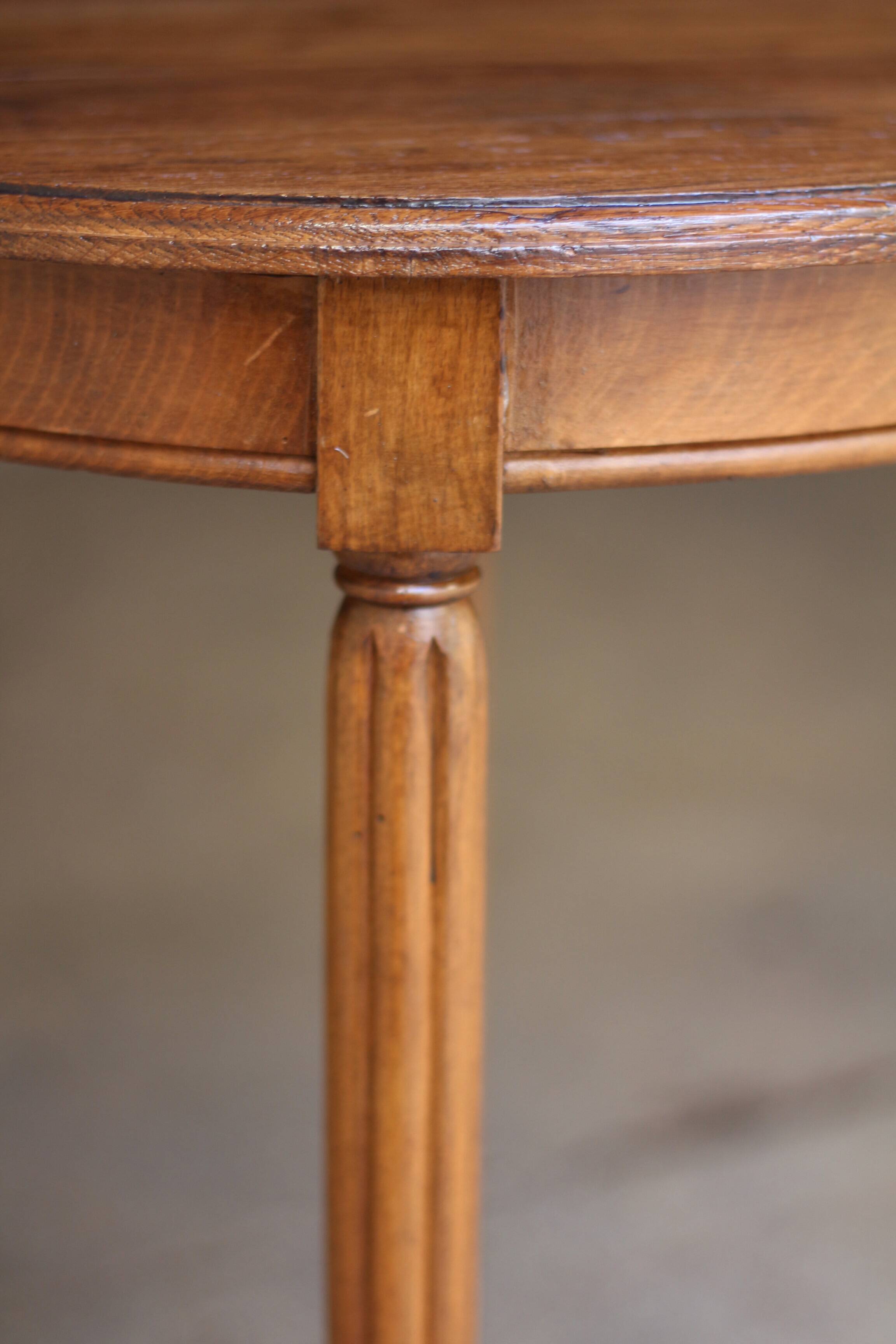 Pretty ART DECO (1920s/1930s) pedestal table or side table in oak.