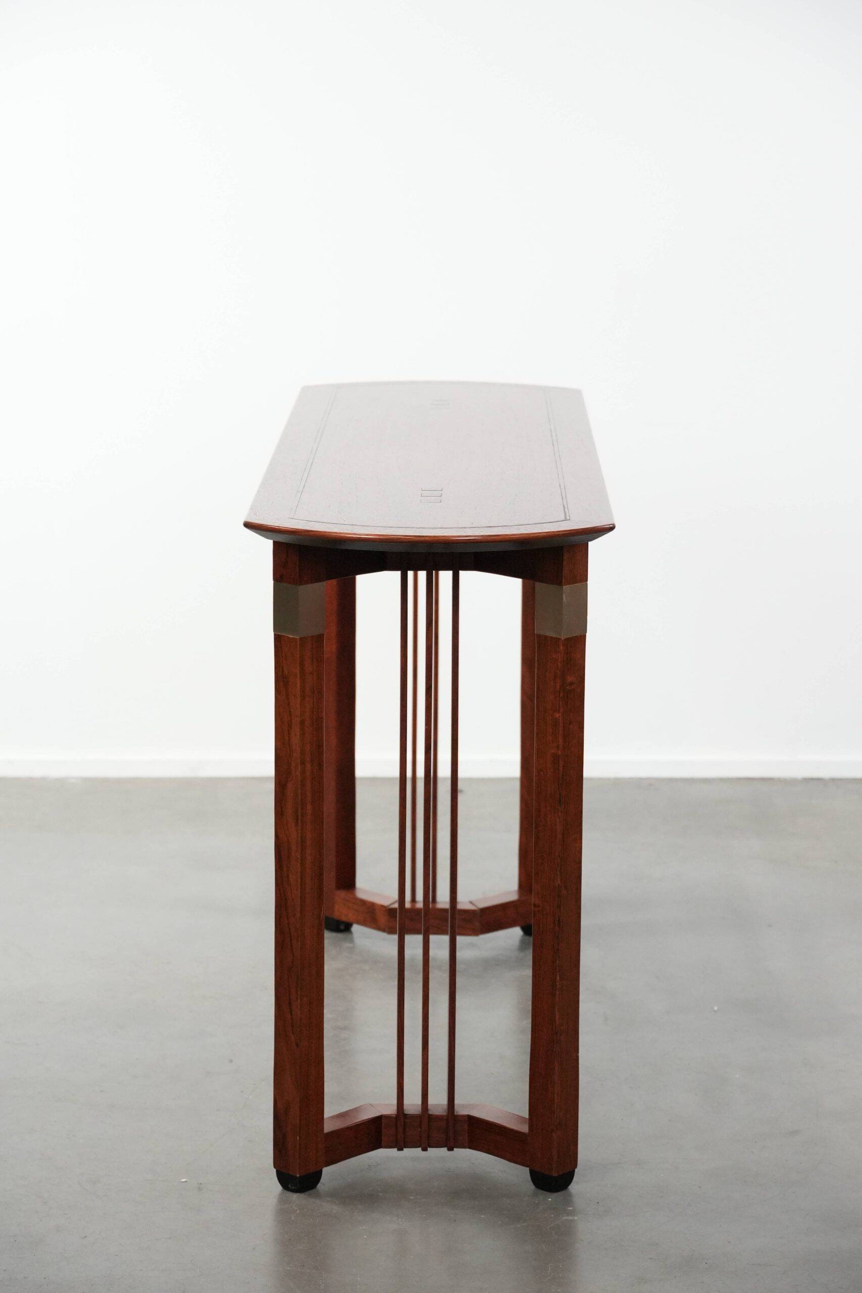 Beautiful Art Deco design side table in good condition